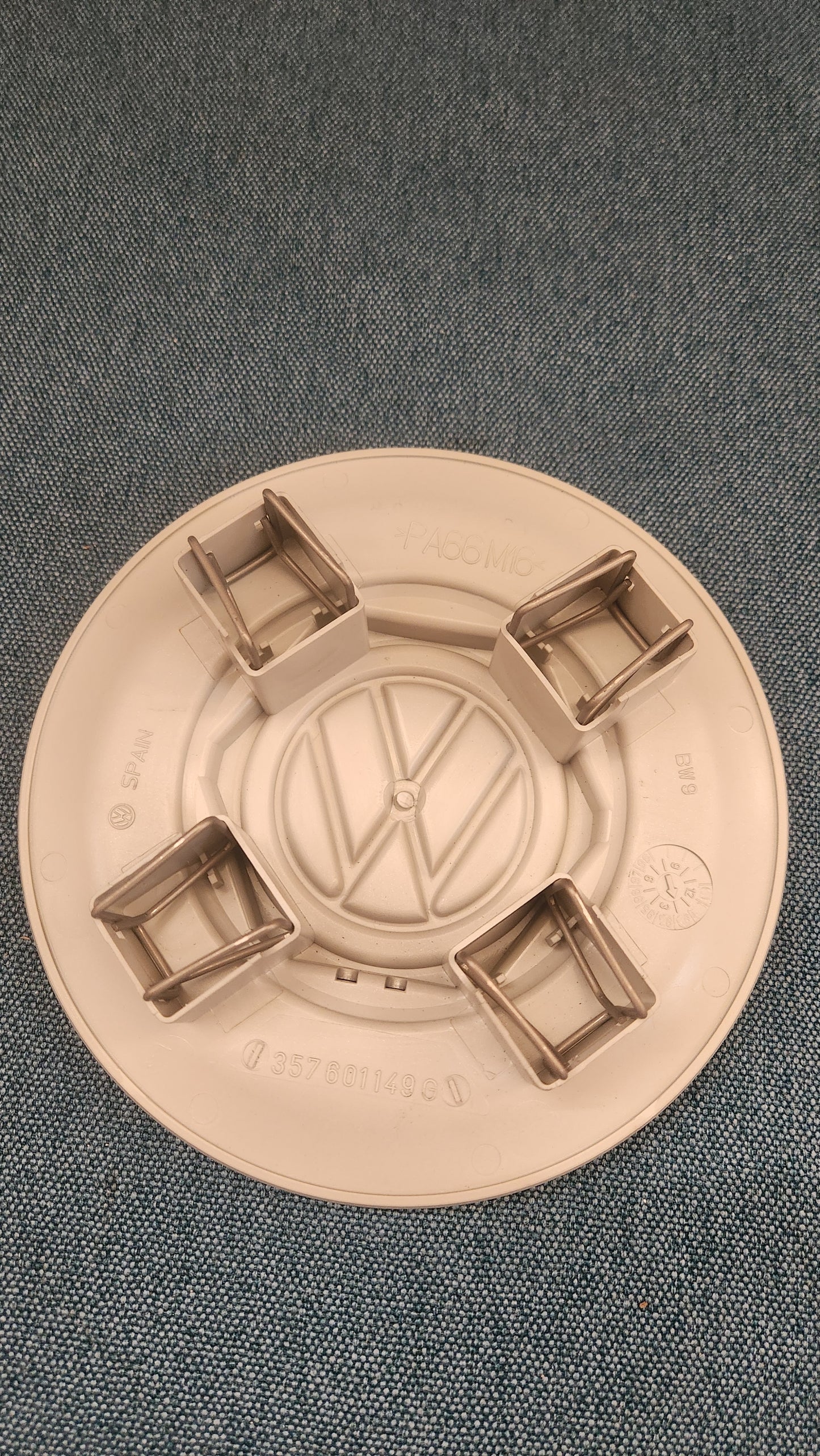 Wheel cap Passat B4 357601149G New Old Stock F9