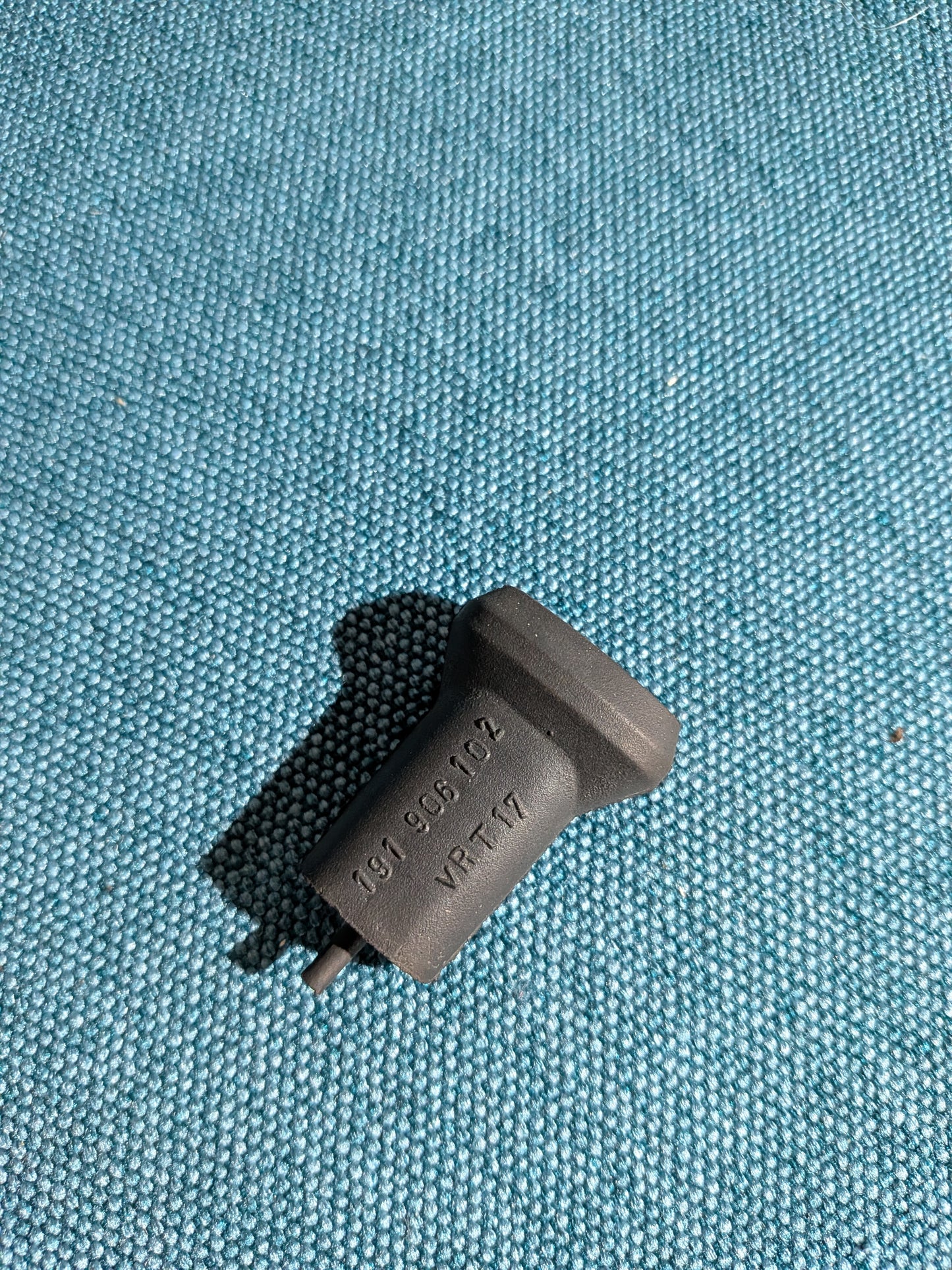 Schutzkappe Gummi für Flachkontaktstecker Golf/Jetta/1/2/3/Vento/Corrado/Caddy/14D/9KV/Passat/B3/B4/LT1/Scirocco 2/T3 Bus/Polo 86C/Audi 80/90/B3/B4/100/200/A6/C3/C4 191906102 NOS A11