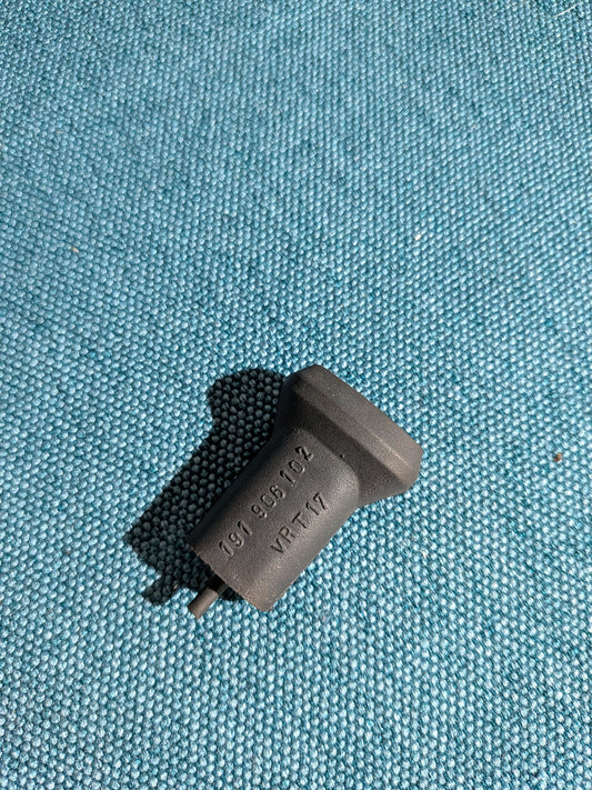Protective cap rubber for flat-pin connector Golf/Jetta/1/2/3/Vento/Corrado/Caddy/14D/9KV/Passat/B3/B4/LT1/Scirocco 2/T3 Bus/Polo 86C/Audi 80/90/B3/B4/100/200/A6/C3/C4 191906102 NOS A11