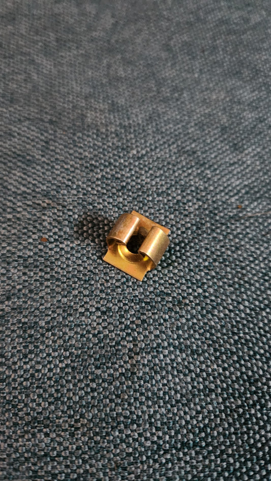 Federmutter für Kotflügelverschraubung unten  Golf/Jetta/Scirocco/1/2/T4 Bus/Caddy14D/Polo1/Audi 50/Passat B1/B2 N0120622 Nos G8