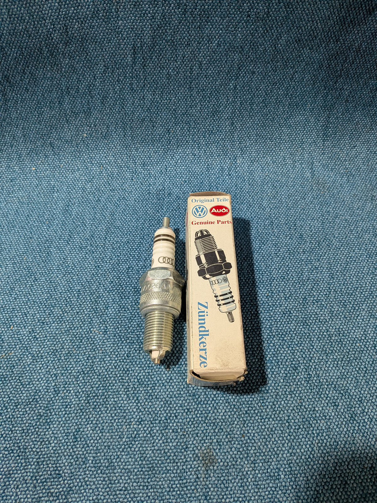 Spark Plug 101000026AA T3/T4 Bus/Golf/Jetta/1/2/3/Vento/Scirocco2/Santana/Derby/Passat/B2/B3/B4/Polo/1/86C/6N/LT1/Corrado/Caddy/14D/2 9KV/Audi 80/90/B2/B3/B4/100/200/C2/C3/C4/A6 C4 NOS A21