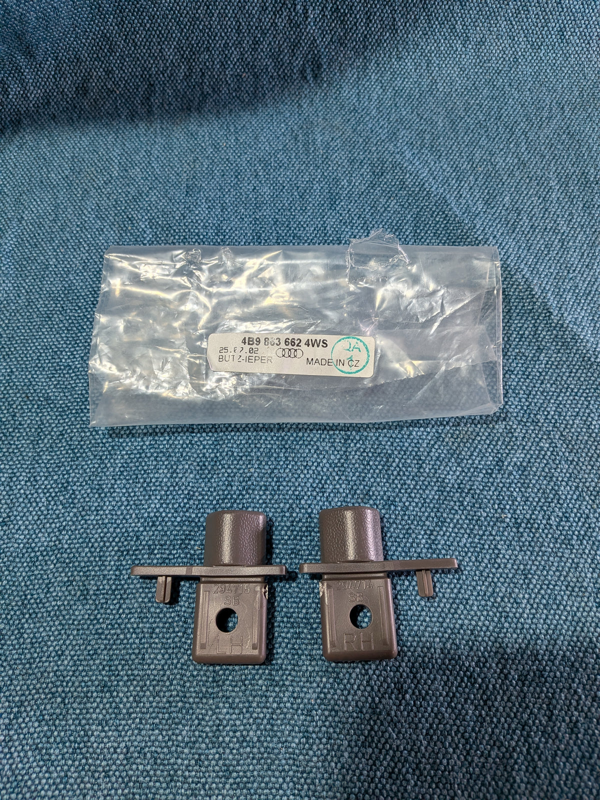 Rastzapfen Gepäckraumabdeckung Braun Audi/A6/S6/C5 4B9863662 4WS NOS B15