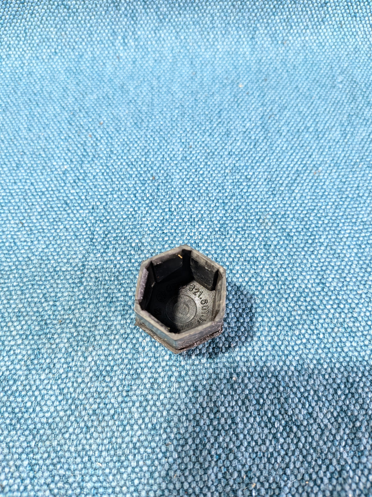 Wheel bolt cap Caddy 14D/Golf/Jetta/1/2/Passat/B2/Polo 1/Scirocco 1/2 321601173A Used C8