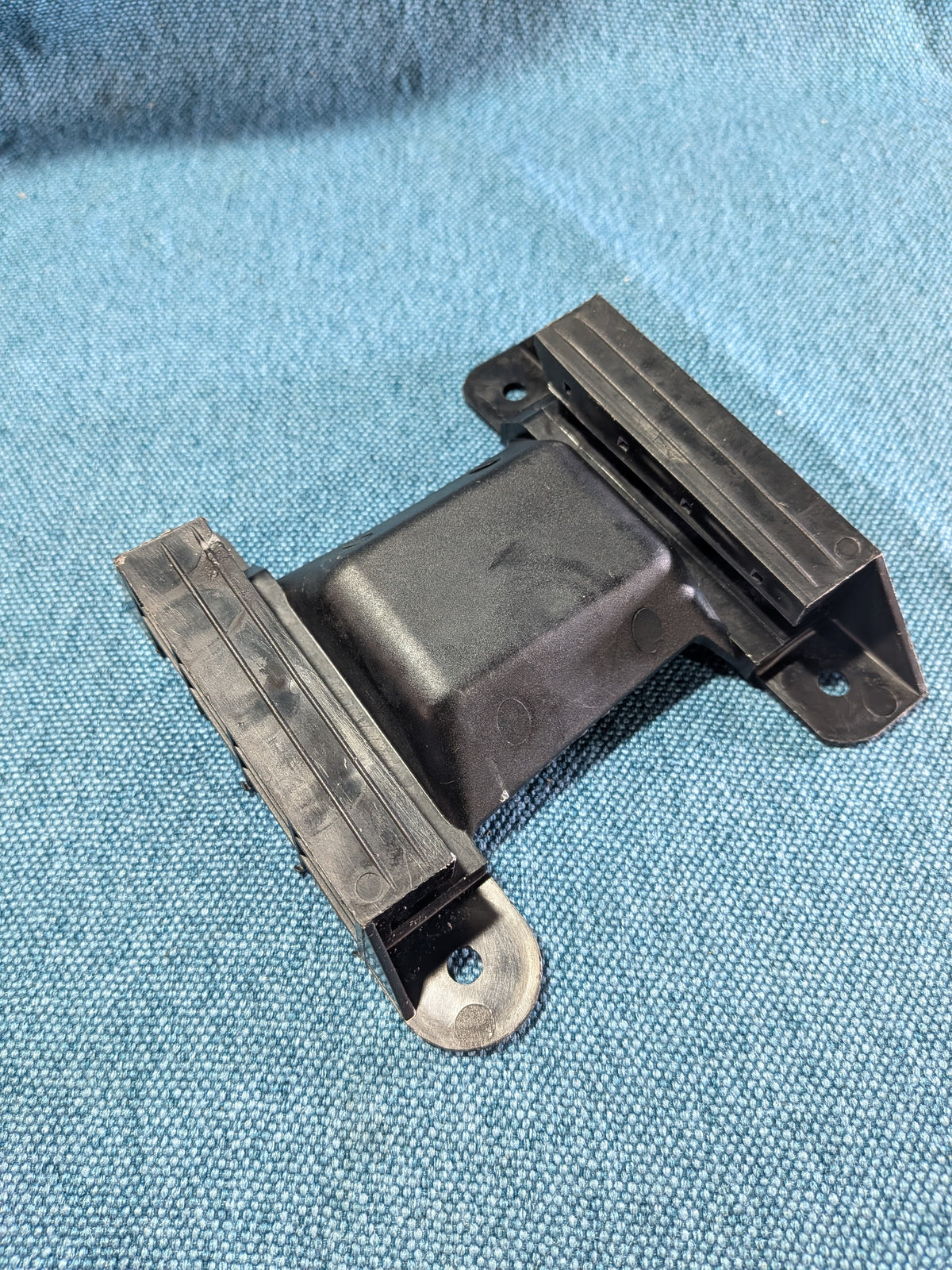 Schubkonsole / Halter Stousstang hannen riets Audi/100/200/C2 431807545 NOS B16