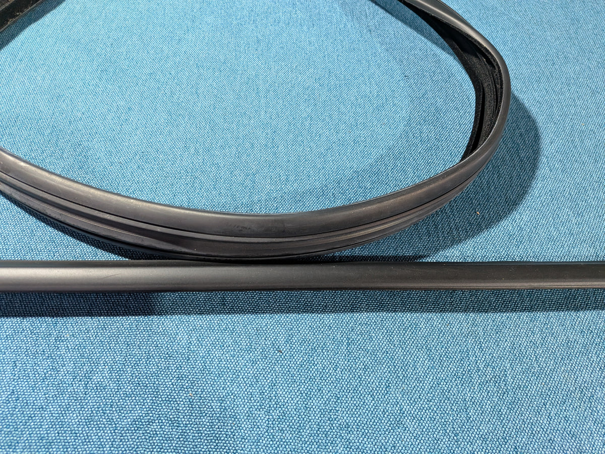 Fensterführung Schachtleiste Schwarz Golf3/Vento 1H3837432 NOS A4