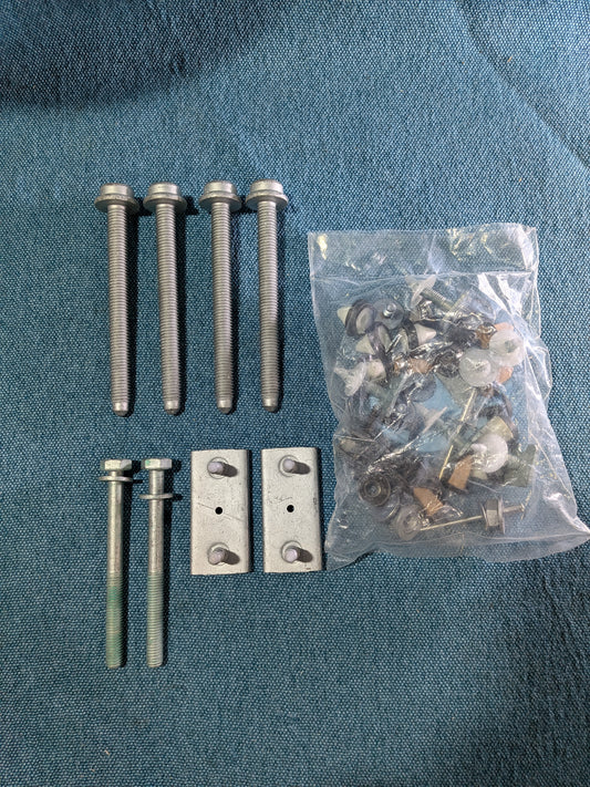 Schraubensatz für Stoßstange Audi/A4/S4/B5 8E0098627 NOS B17