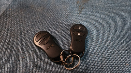 2x Jeep Grand Cherokee Transmitor Schlüssel Keyless Go 56036862AC Gebraucht B2