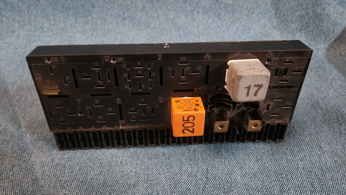 Sicherungskasten Audi 80/90/B3/B4/100/200/C3/C4 443941822A Gebraucht F1