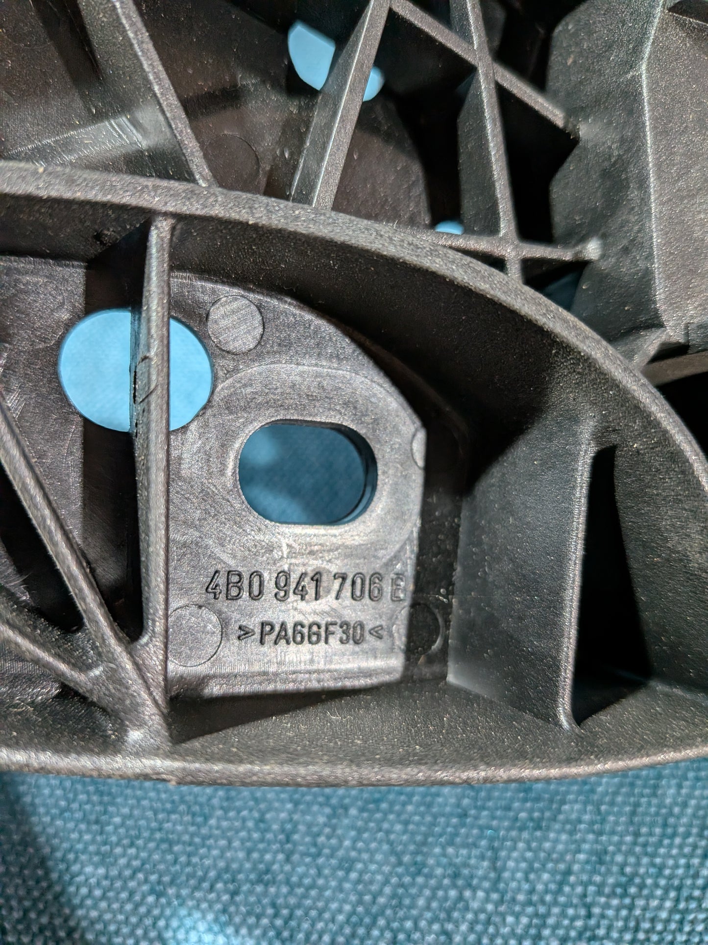 Stoßstangenhalter Rechts Audi A6/S6/4B C5 4B0941706B NOS A15