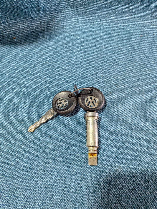 Takaluukun lukkosylinteri Golf/Jetta/2/Passat B2 321827573 NOS E12