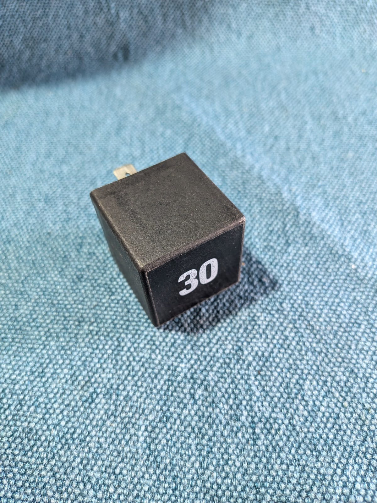 Relais 30 für Kraftstoffpumpe Corrado/Derby/Golf/Jetta/2/3/4/Vento/LT1/Polo 86C/Caddy 2 9KV/Passat/B3/B4/3B/BG/Sharan/T4 Bus 165906381 Gebraucht B16