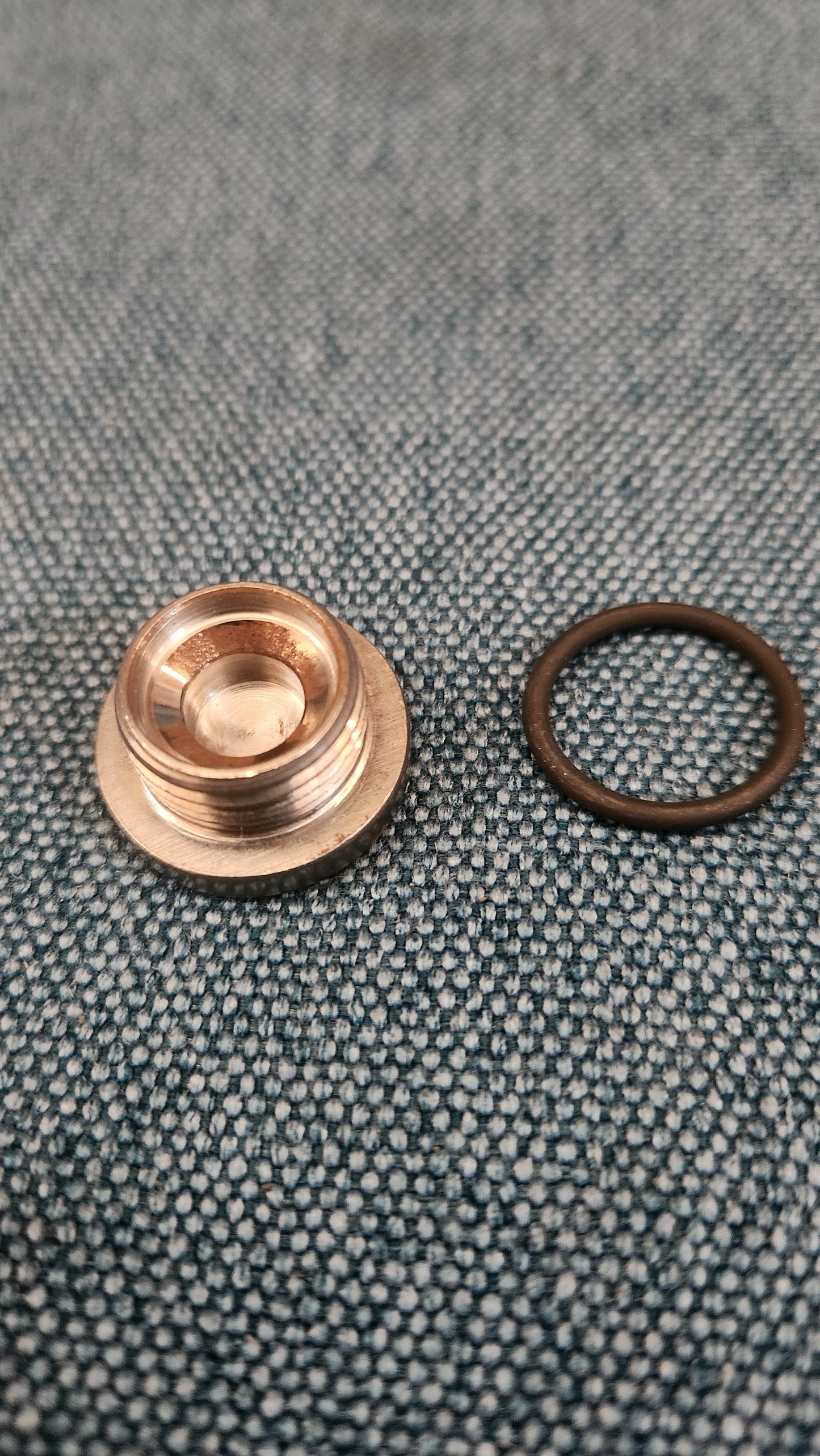 Sealing ring and plug for power steering pump Audi 100/200/C3/C4/S4/S6/V8/D11/A8 026145541 NOS A10