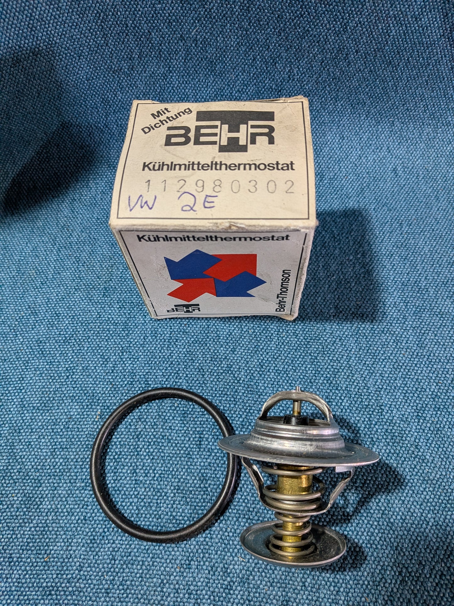 Thermostat Behr 112980302 LT/1/2/New Beetle/Caddy2 9KV/Phaeton 3D/Touareg 7LA/Touran 1T1/Polo 6N/T4 Bus/Passat/3B/BG/B6/EOS/Golf 4/Bora/Vento/Golf Plus/Porsche 924/Audi/80/90/B4/100/C2/A2 8Z/A3 8L/A4/B5/B6/B7/A6/C4/C5/C6/A8 4D2/TT8N 059121113B NOS/New B4