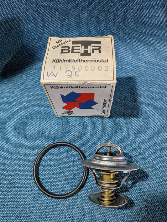 Thermostat Behr 112980302 LT/1/2/New Beetle/Caddy2 9KV/Phaeton 3D/Touareg 7LA/Touran 1T1/Polo 6N/T4 Bus/Passat/3B/BG/B6/EOS/Golf 4/Bora/Vento/Golf Plus/Porsche 924/Audi/80/90/B4/100/C2/A2 8Z/A3 8L/A4/B5/B6/B7/A6/C4/C5/C6/A8 4D2/TT8N 059121113B NOS/New B4