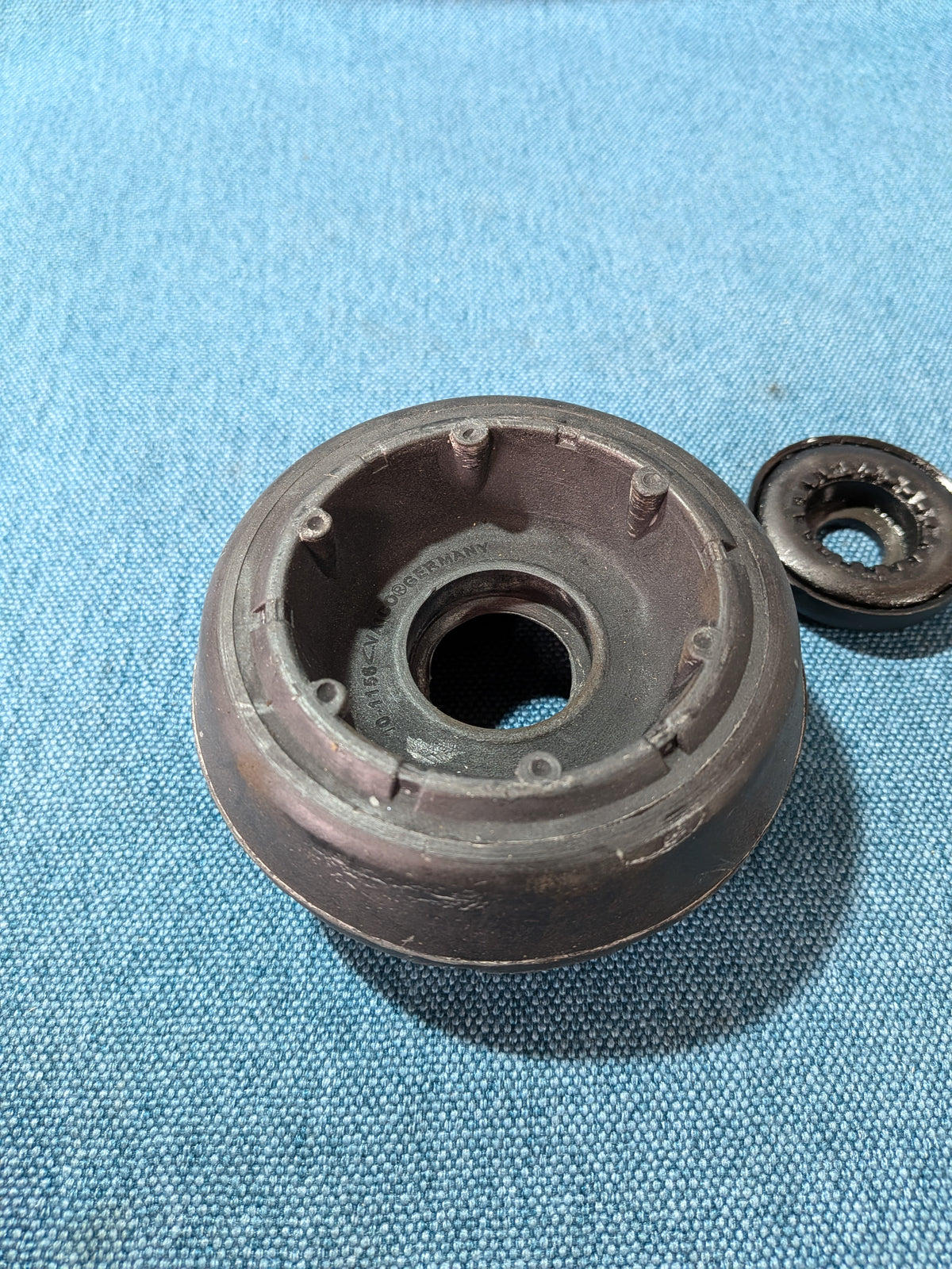 Joustintuen ylätuki, jousijalan laakeri Sachs 802261 Caddy 2 9KV/Corrado/Golf 3/4/Vento/Polo 6N/Sharan 357412331AS1 NOS/Uusi C10
