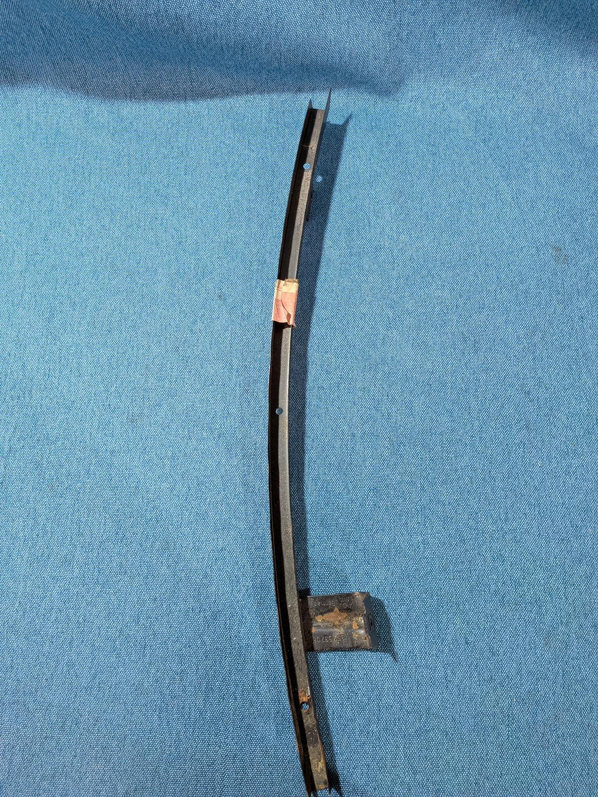 Schiene für Fensterführung vorne links Passat/B3/B4 357837065A NOS C10