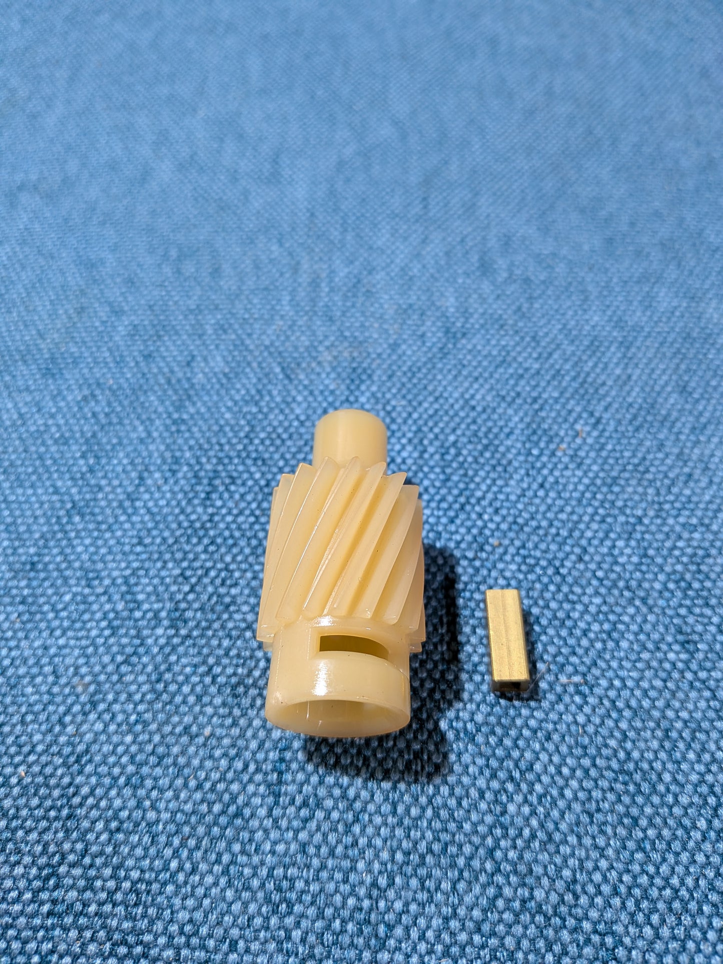 Antriebsrad für Tachowelle Automatik Golf/Jetta/Scirocco/1/2/Caddy14D/Passat B1/B2/Audi 80/90/B2/100/200/C3/Porsche 924/944 010409196 NOS A6
