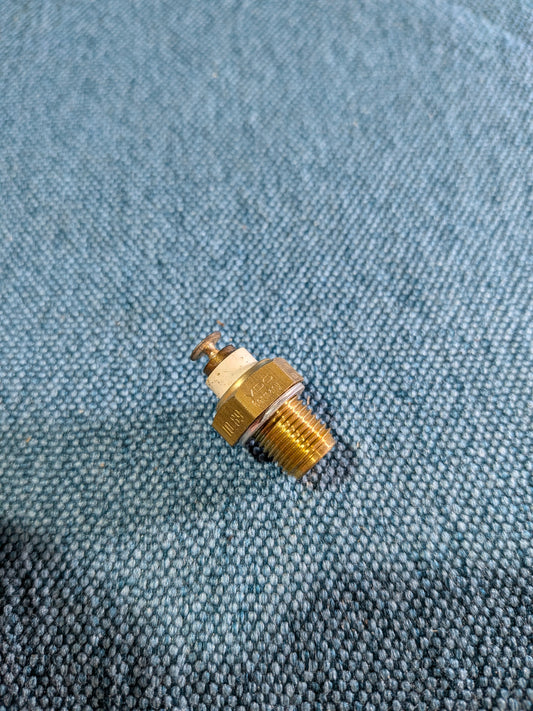 Oil temperature sensor for Caddy 14D/Golf/Jetta/1/2/Passat/B1/B2/Scirocco/1/2/T4 Transporter 049919563A NOS B8