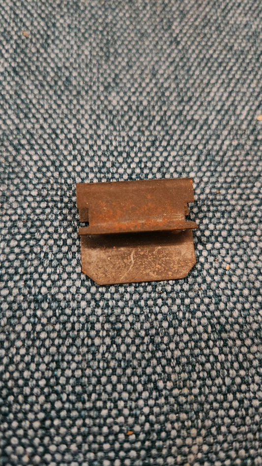 Klammer Audi 80/Passat B1 825863247 Nos I2