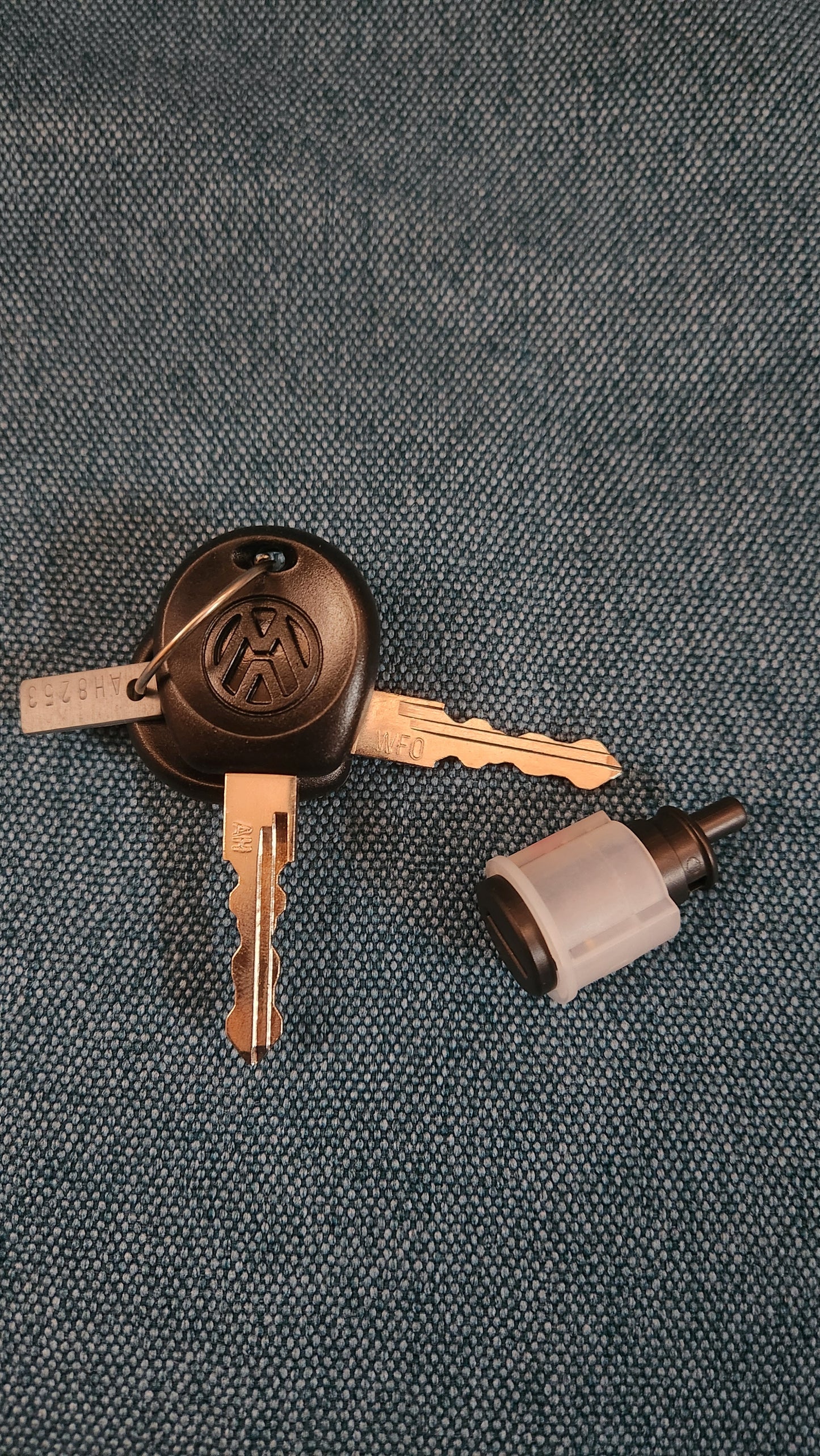 Handschuhfach Schließzylinder mit 2 Schlüsseln Golf 3/Vento 1H0857113 Nos L7