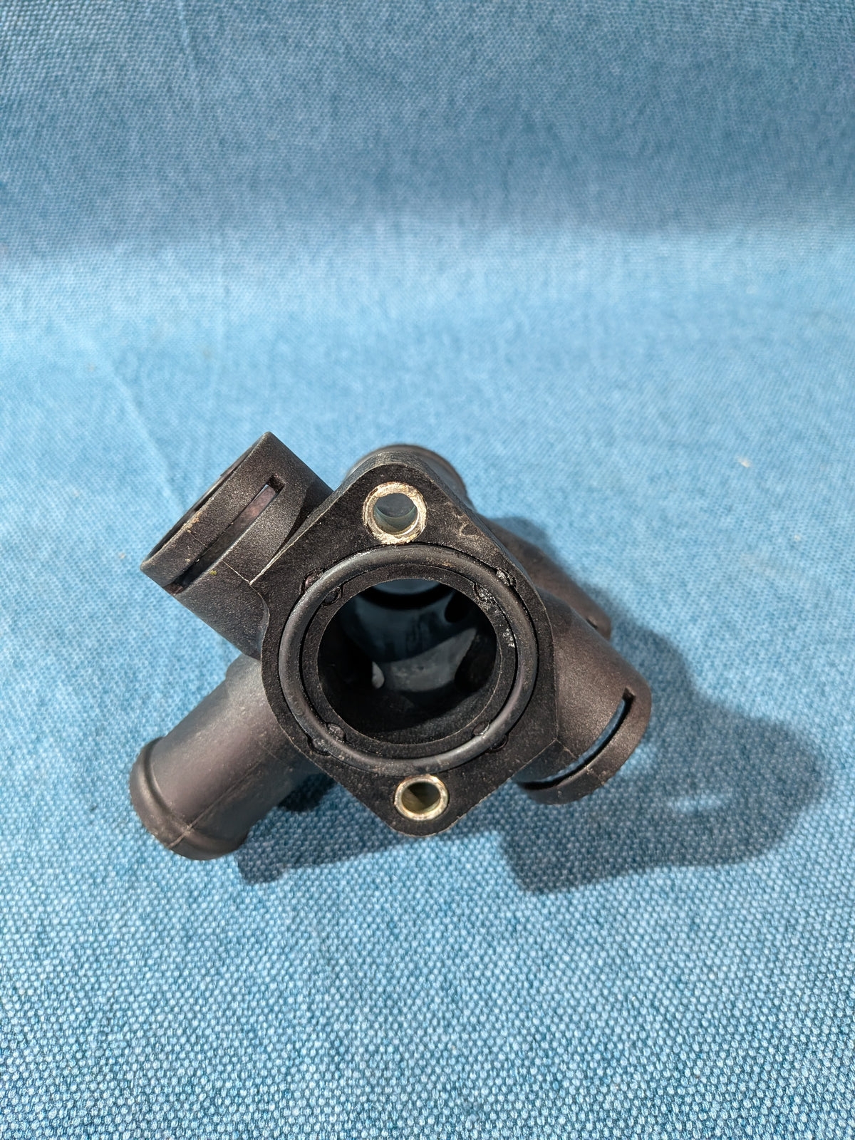 Kølevandsflange foran 1,6l/1,8l inklusive pakninger Caddy14D/Golf/Jetta/1/2/Scirocco2 037121132B NOS G5