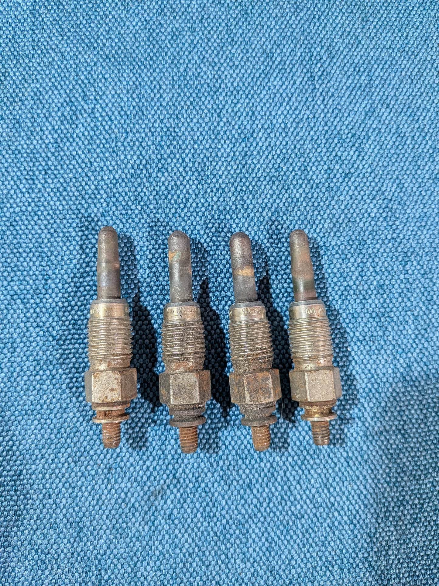 Glühkerzen Beru Audi 80/90/B2/B3/B4/100/200/C2/C3/C4/A3 8L/A4 B5/B6/A6/C4/C5/C6/Golf/Jetta/1/2/3/4/Vento/Bora/Caddy 14D/9KV/LT1/T3/T4 Bus/Polo 86C/6N/Passat/B2/B3/B4/3B/3BG 0100226173 Gebraucht A11