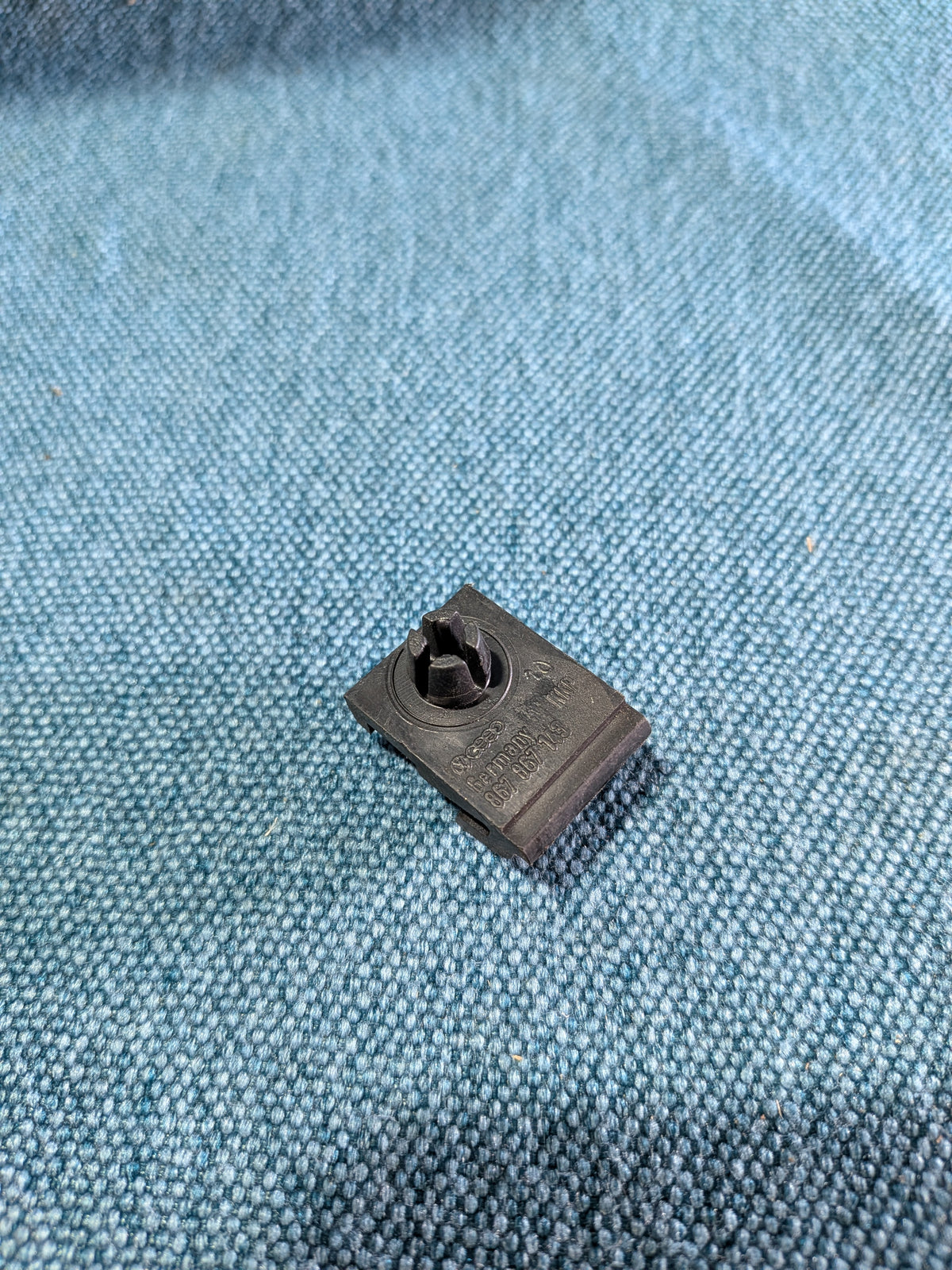 Holdeclips til dørbeklædning Polo 86C/Derby 867867143 NOS B18