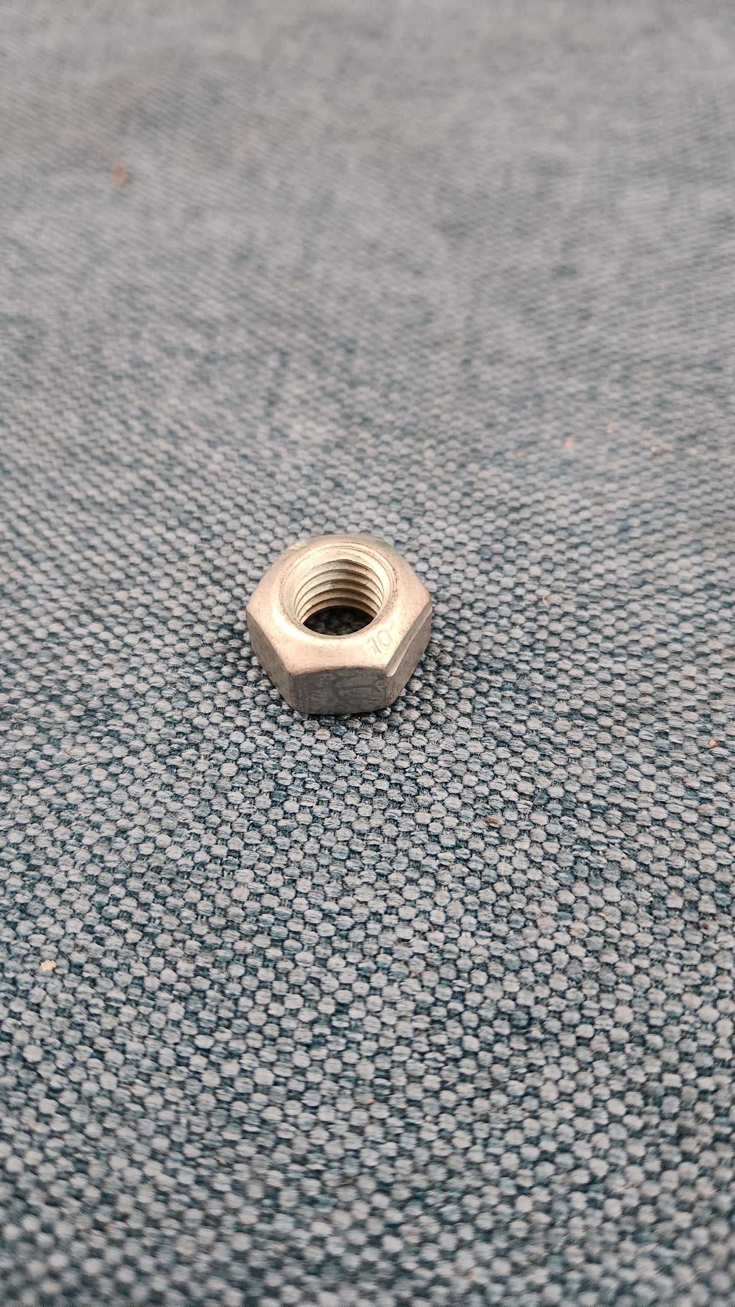 Mutter für Krümmerbefestigung M10x1,5 selbstsichernd mit Güte 12 Golf/Jetta/Scirocco/1/2/Caddy14D/Passat B2 32B/Polo1/Audi50 N10209005 Nos L5