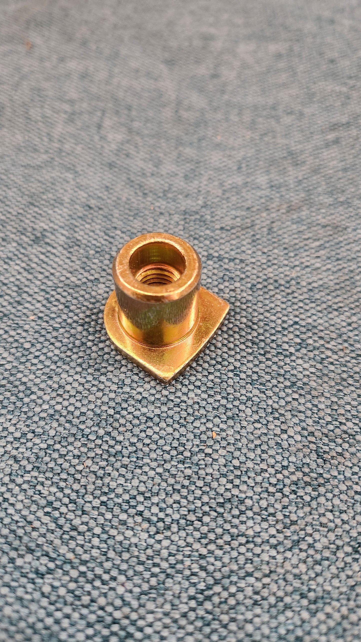 Gewindebuchse Lichtmaschinenhalter Golf/Jetta2/Polo 86C/Derby 031903147 Nos L5