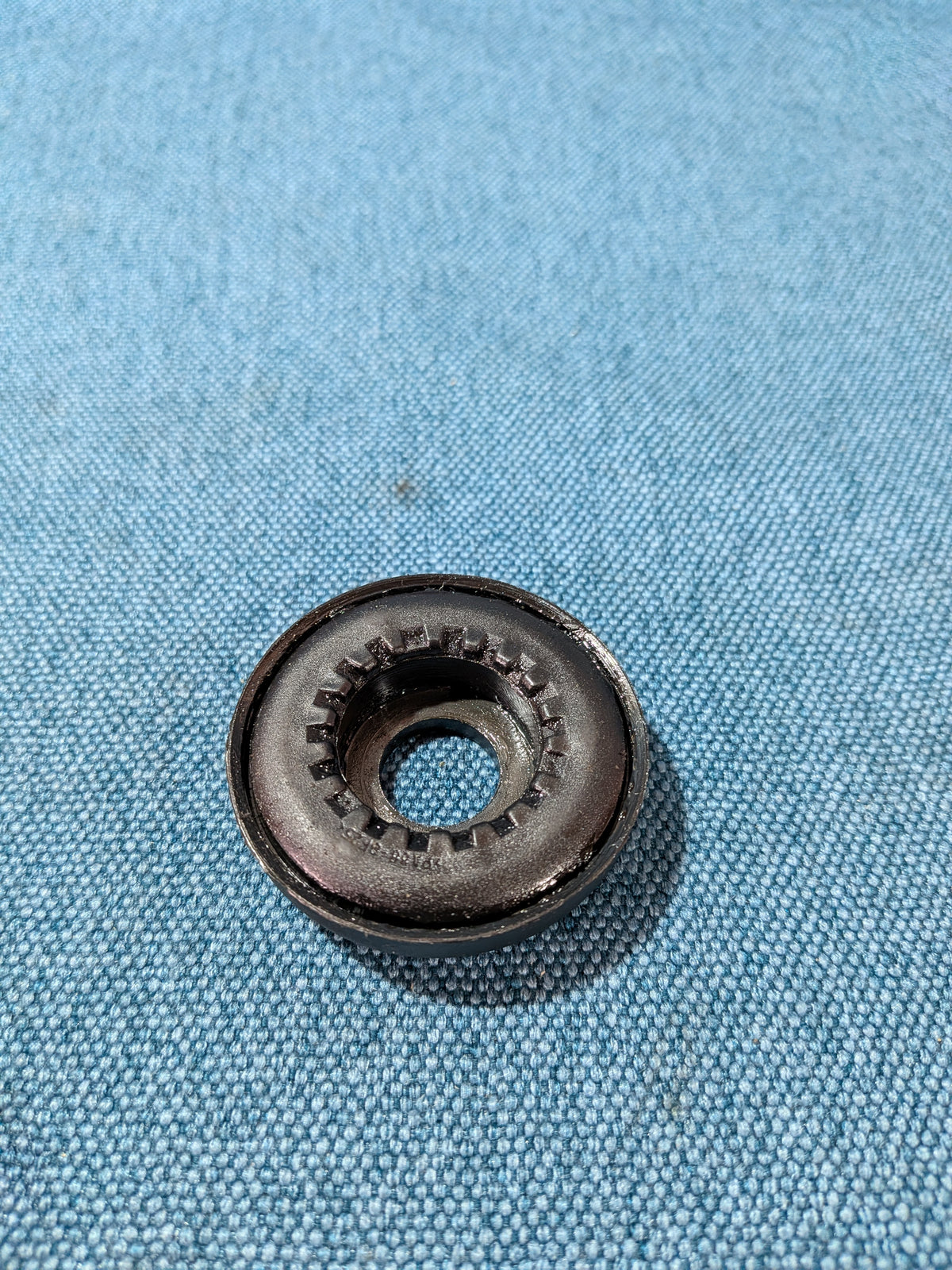 Joustintuen ylätuki, jousijalan laakeri Sachs 802261 Caddy 2 9KV/Corrado/Golf 3/4/Vento/Polo 6N/Sharan 357412331AS1 NOS/Uusi C10