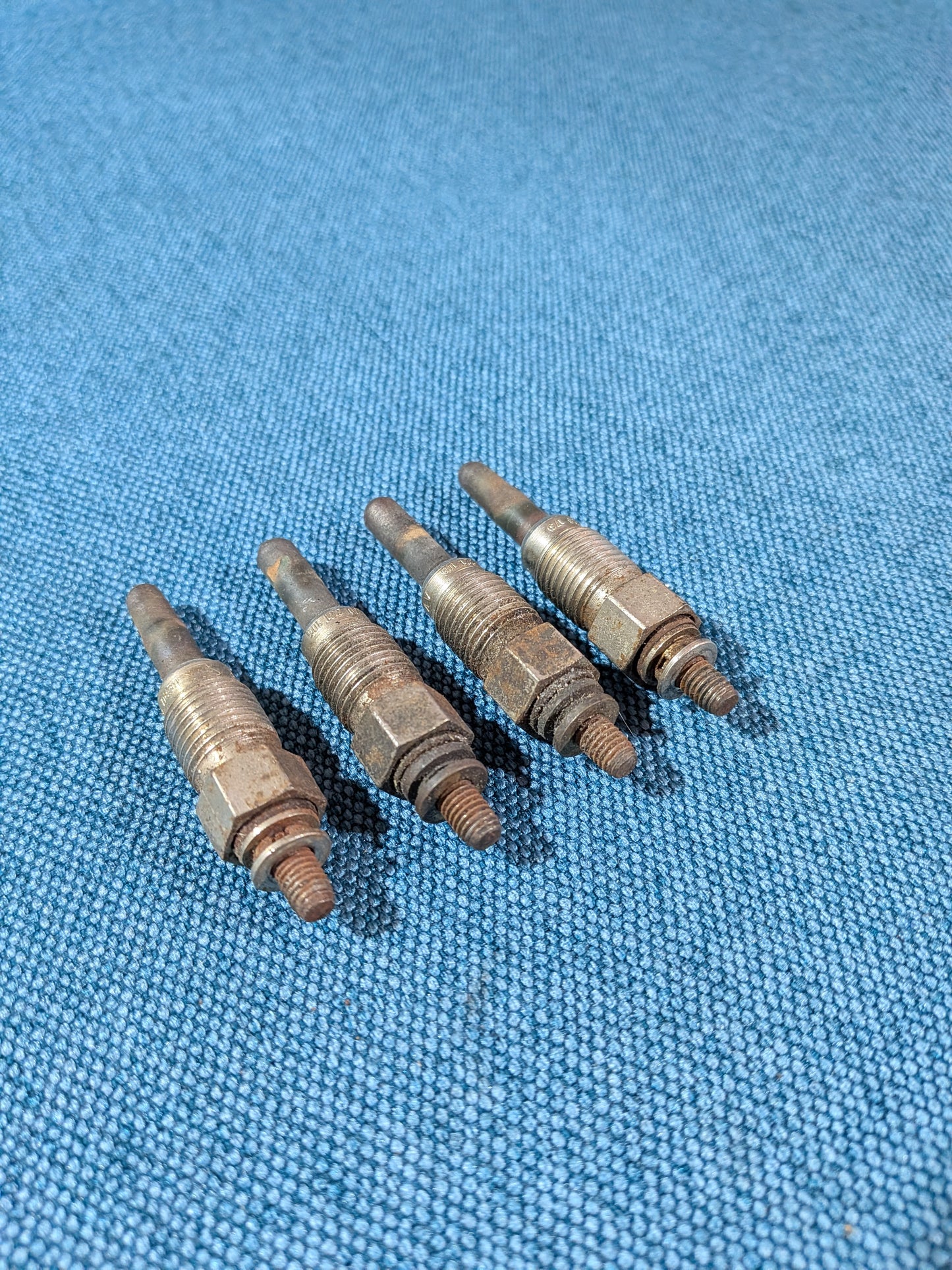 Glühkerzen Beru Audi 80/90/B2/B3/B4/100/200/C2/C3/C4/A3 8L/A4 B5/B6/A6/C4/C5/C6/Golf/Jetta/1/2/3/4/Vento/Bora/Caddy 14D/9KV/LT1/T3/T4 Bus/Polo 86C/6N/Passat/B2/B3/B4/3B/3BG 0100226173 Gebraucht A11