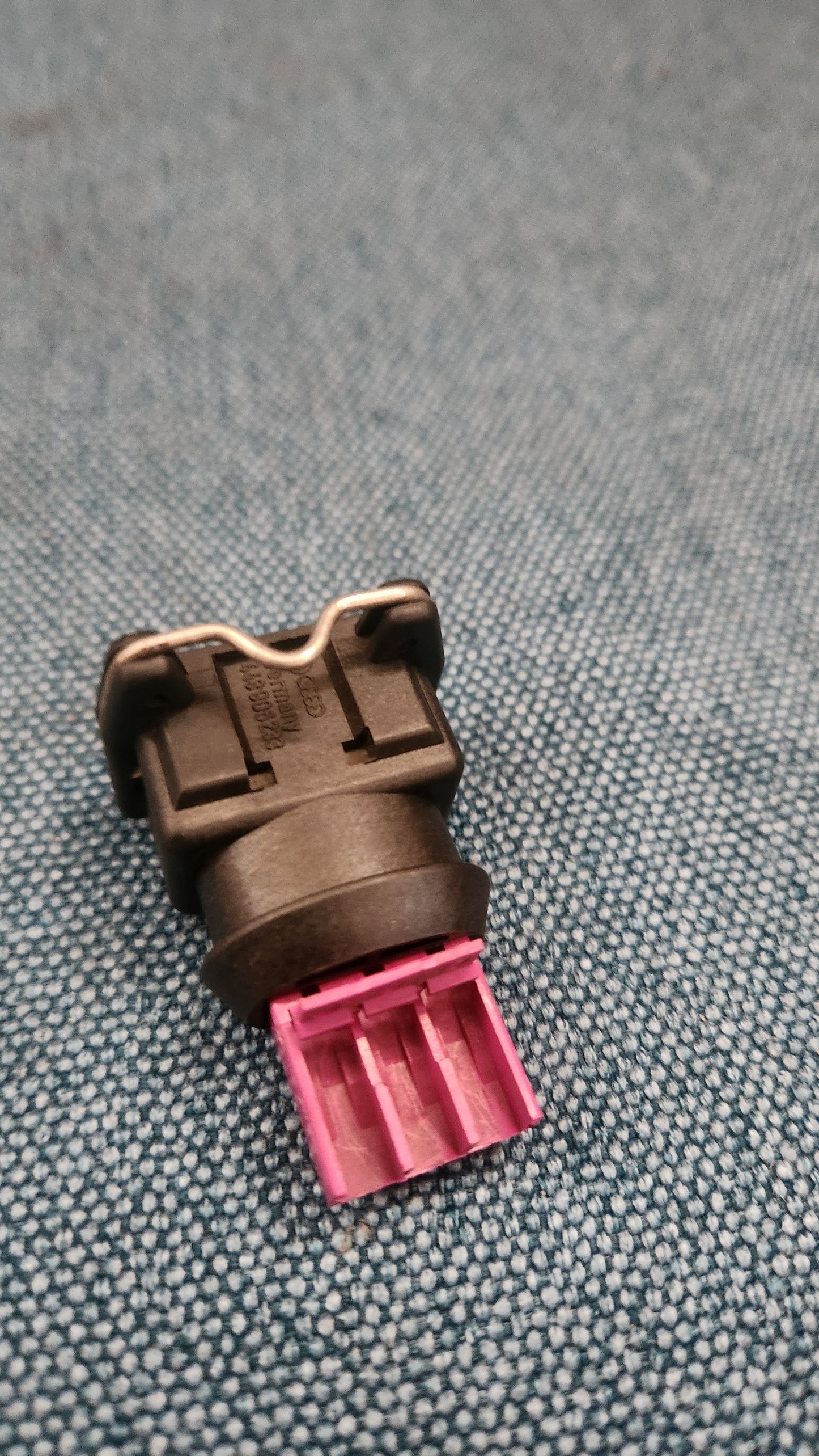 Flachkontakt Steckergehäuse 3 Pin T2/T3 Bus/Typ 4/Golf/Jetta/1/2/3/4/Vento/Bora/Corrado/Caddy 2 9KV/LT/1/2/New Beetle/Passat B3/B4/3B/BG/Polo/6N/9N/Phaeton/Sharan/Touareg/Scirocco 2/Audi 80/90/B3/B4/100/200/C3/C4/A4/B5/B6/TT/V8 443906233 Nos M9