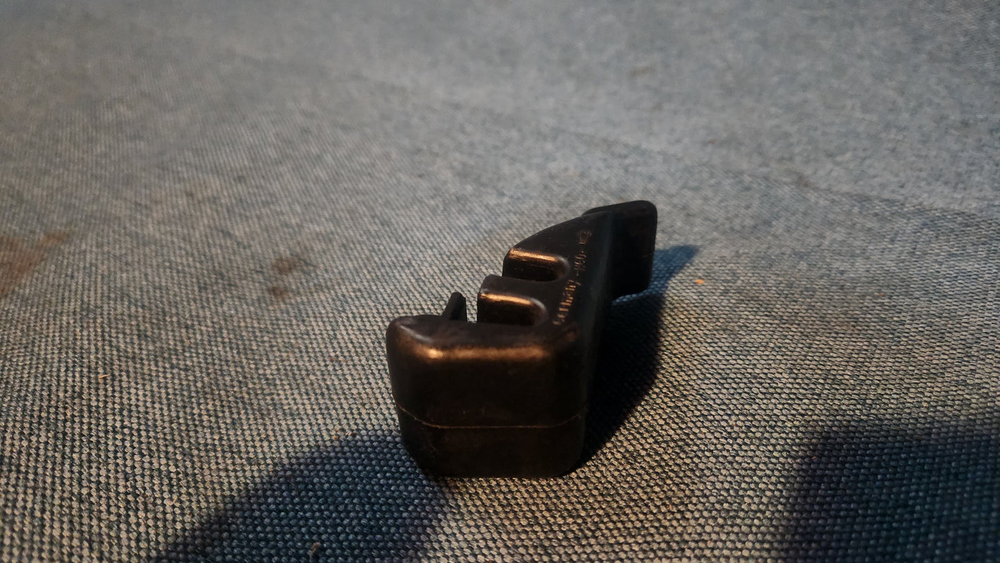 Audi 80 B2 Typ 81/85 Halter für Federstab Heckklappe 811813523 Nos A2