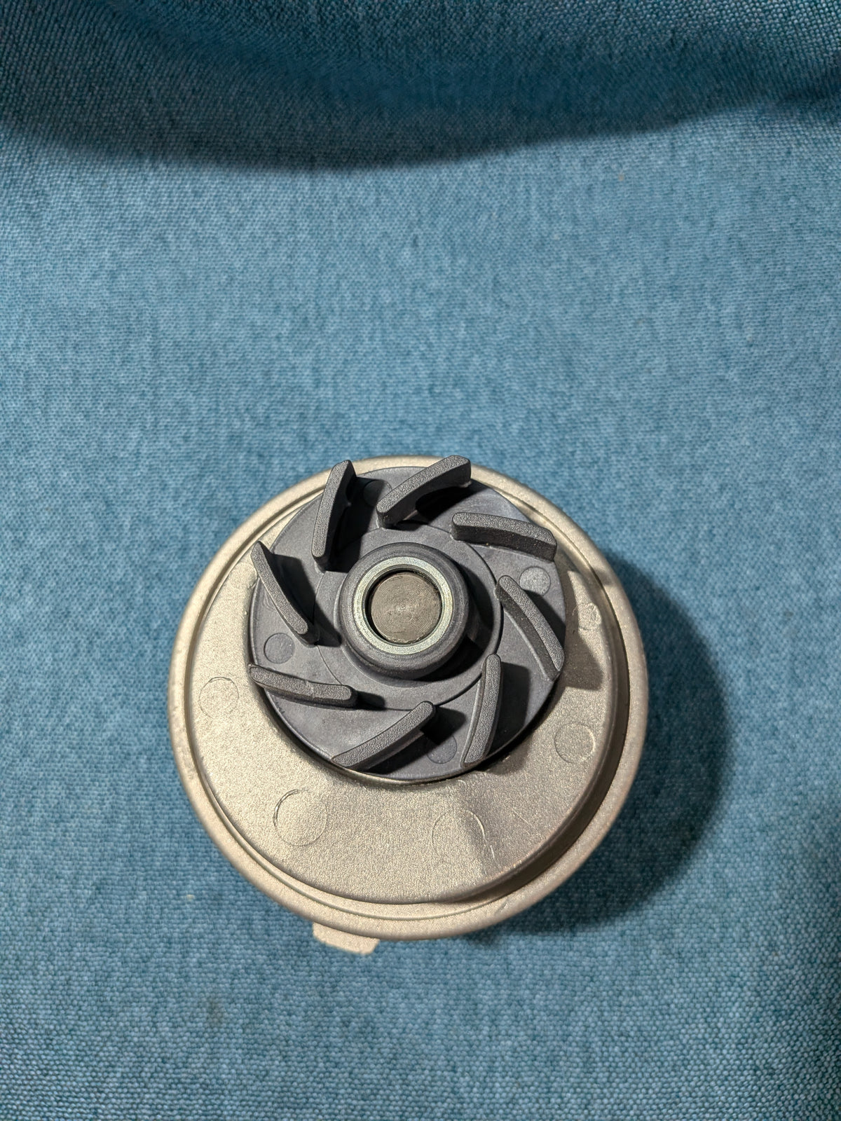 Quinton Hazell water pump Opel/Astra/F/G/H/Calibra A/Frontera/A/B/Kadett E/Omega B/Vectra/A/B/Zafira 1334053 NOS/New C9