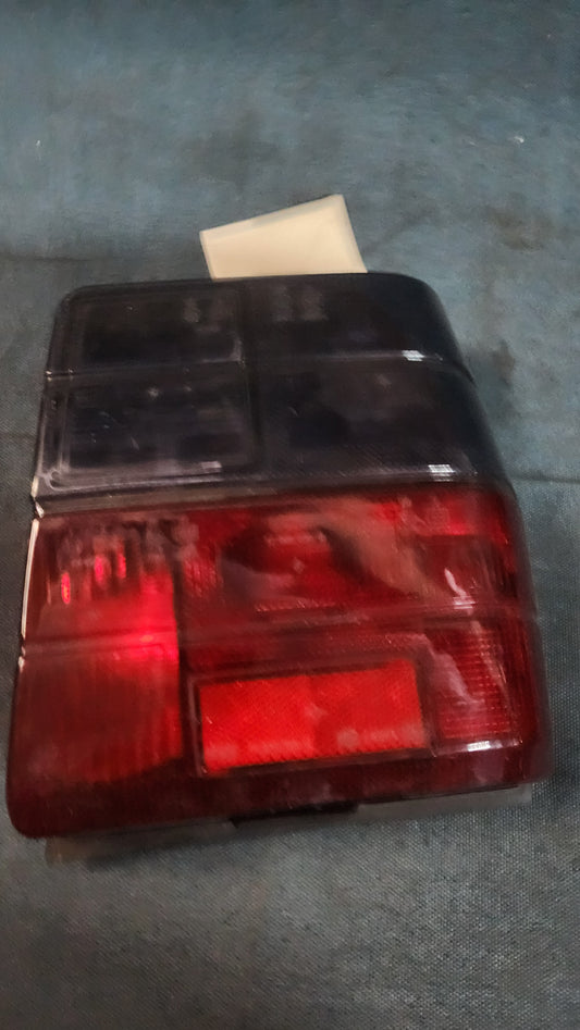 Fiat Uno Mk1 Rückleuchte Rücklicht Schwarz/Rot Aric 44205122D Gebraucht C2