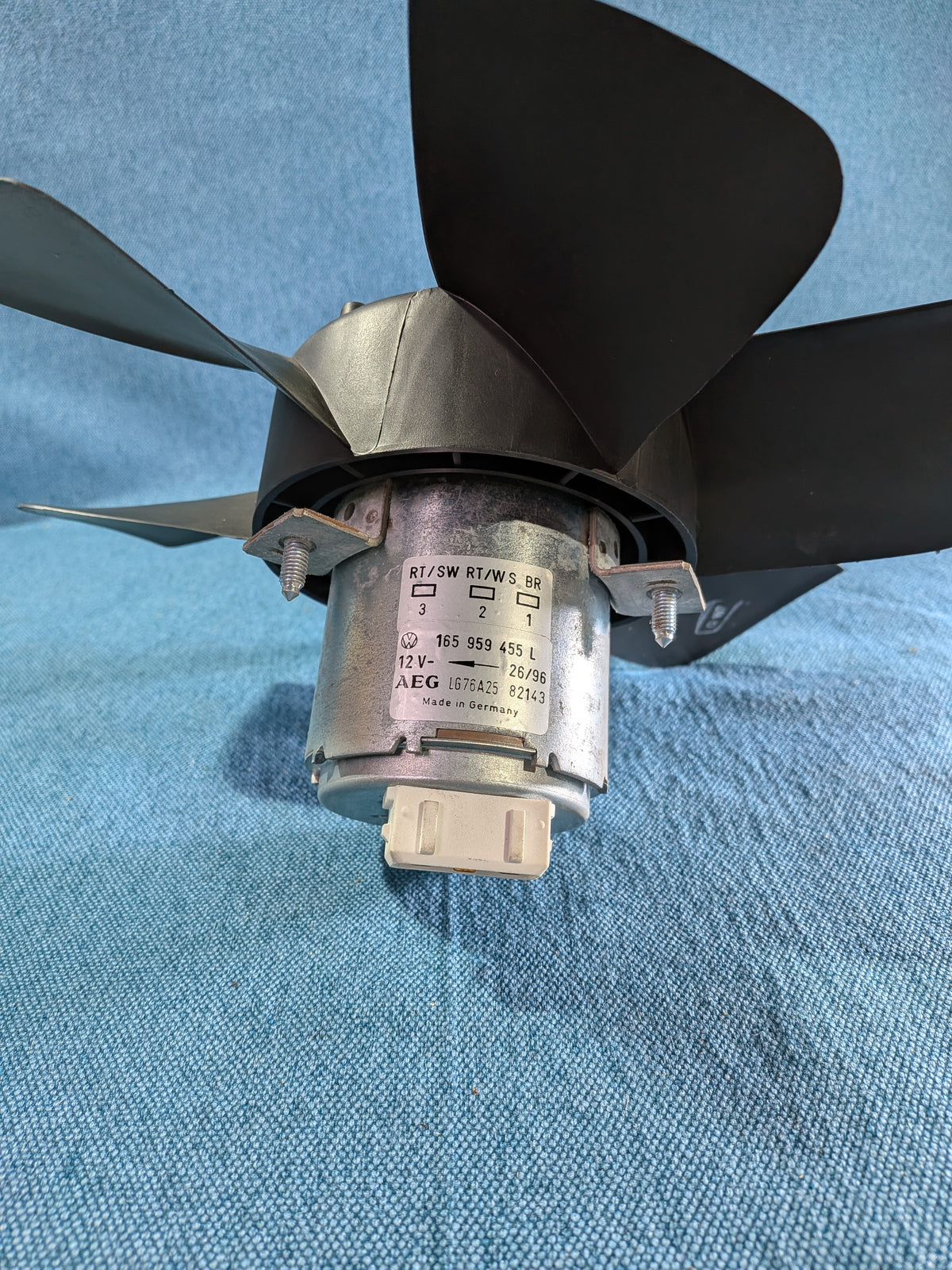 Lüftermotor Golf/Jetta/1/2/Passat/B2/B3/B4/Polo/86C/6N/Scirocco/1/2/Audi 80/90/B1/B2/B3/B4/100/200/C2/C3/Cabriolet/Coupe 165959455L NOS B12