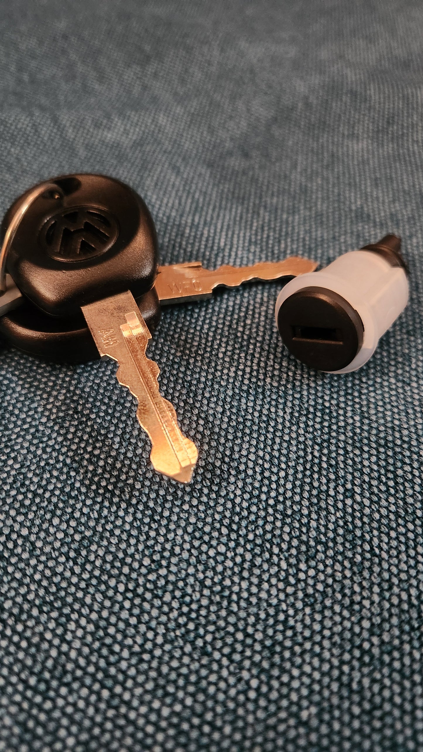 Handschuhfach Schließzylinder mit 2 Schlüsseln Golf 3/Vento 1H0857113 Nos L7