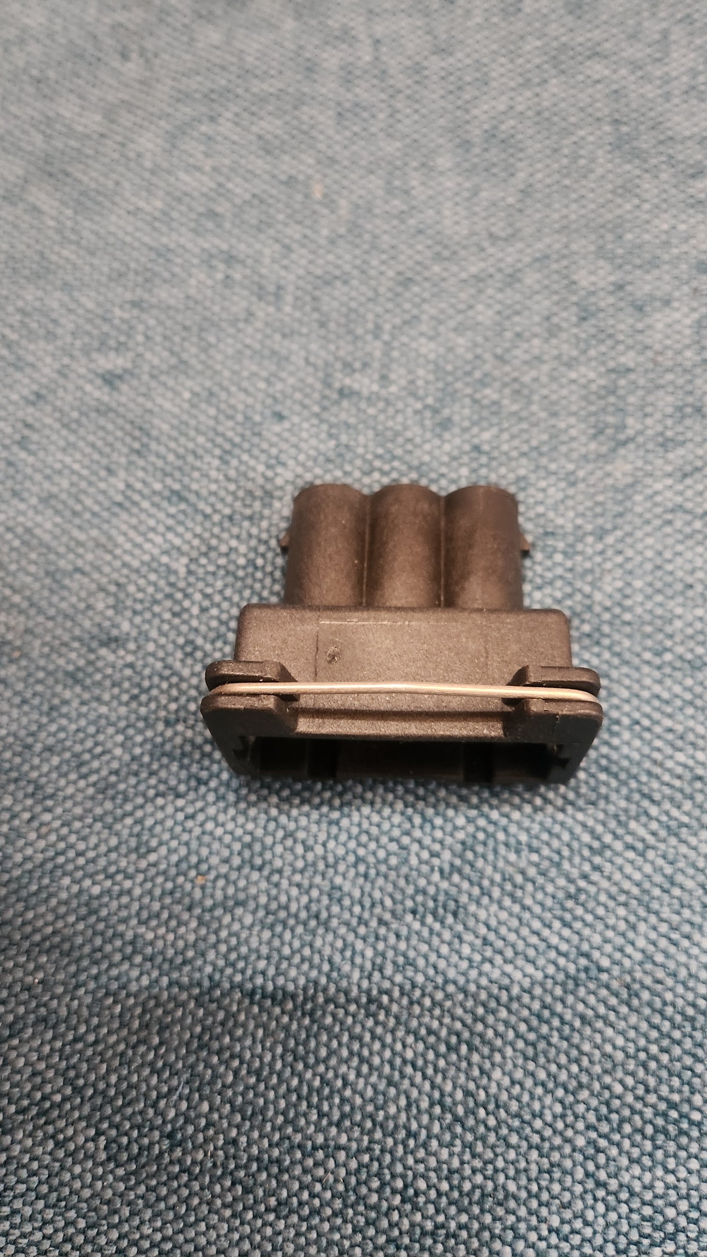 Plug Housing 3 Pin Golf/Jetta/Scirocco/1/2/Golf 3/Vento/Caddy14D/Passat/B1/B2/T4 Bus/Polo 1/Audi 50/80/90/B1/B2/B3/B4/C2/C3/C4 1H0906233 NOS N5