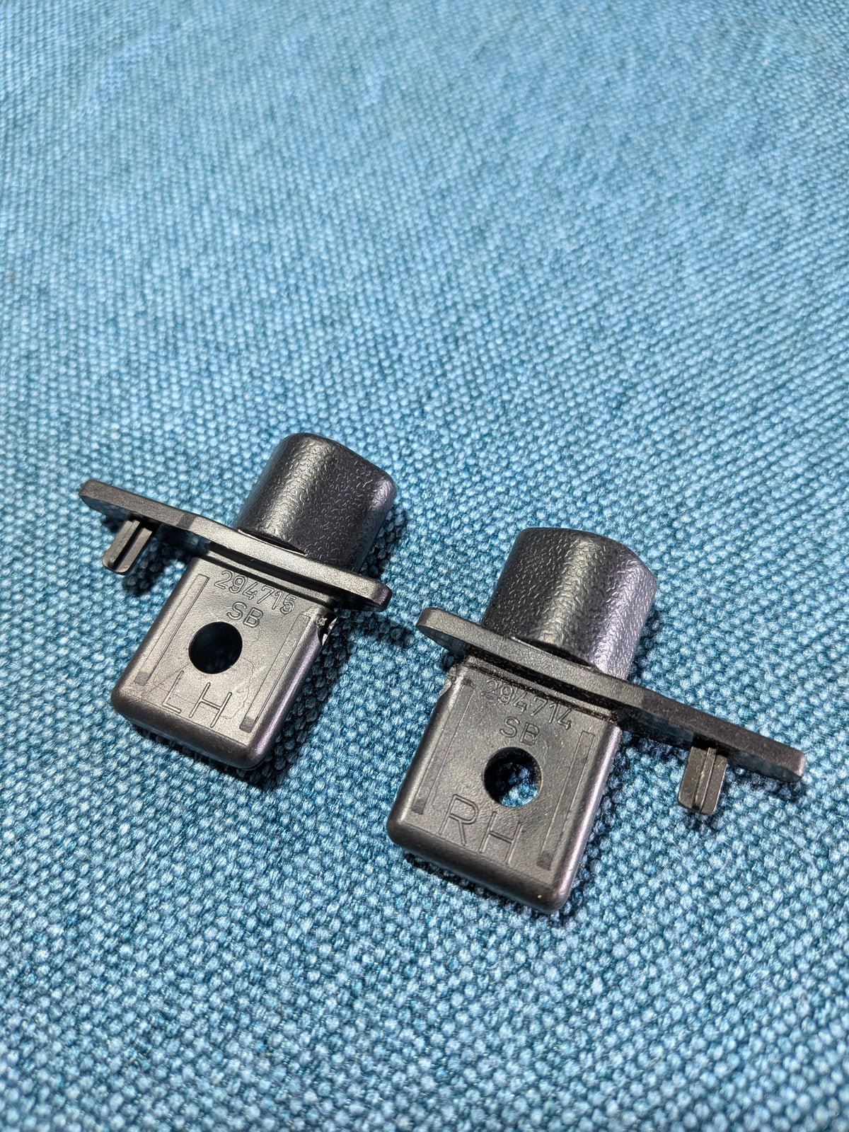 Rastzapfen Kofferraumabdeckung Schwarz Audi/A6/S6/C5 4B0863662 4PK  B15