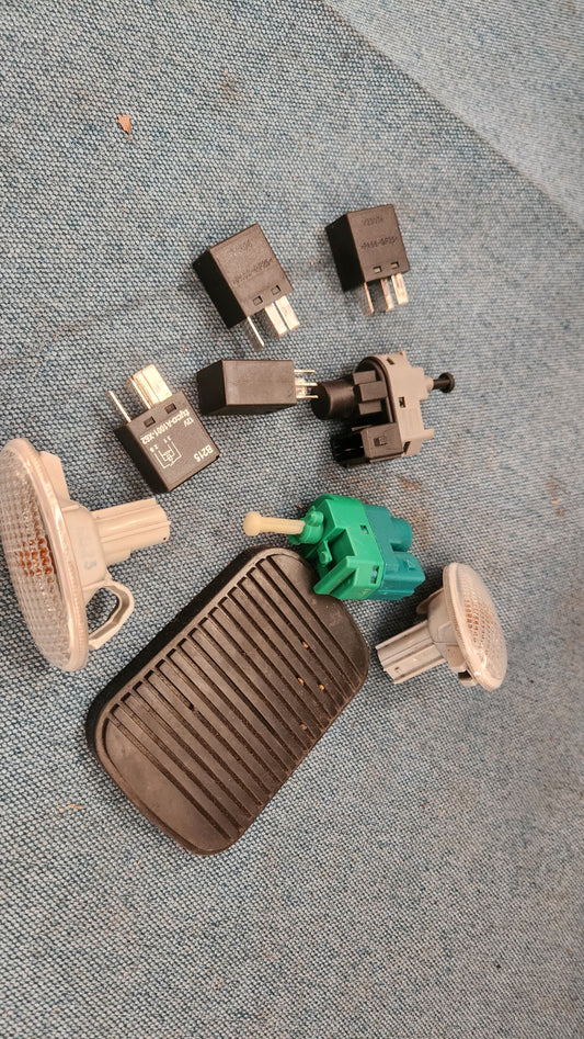 Mazda 2 DY Blinker Bremslichtschalter Relais Konvolut Gebraucht B3