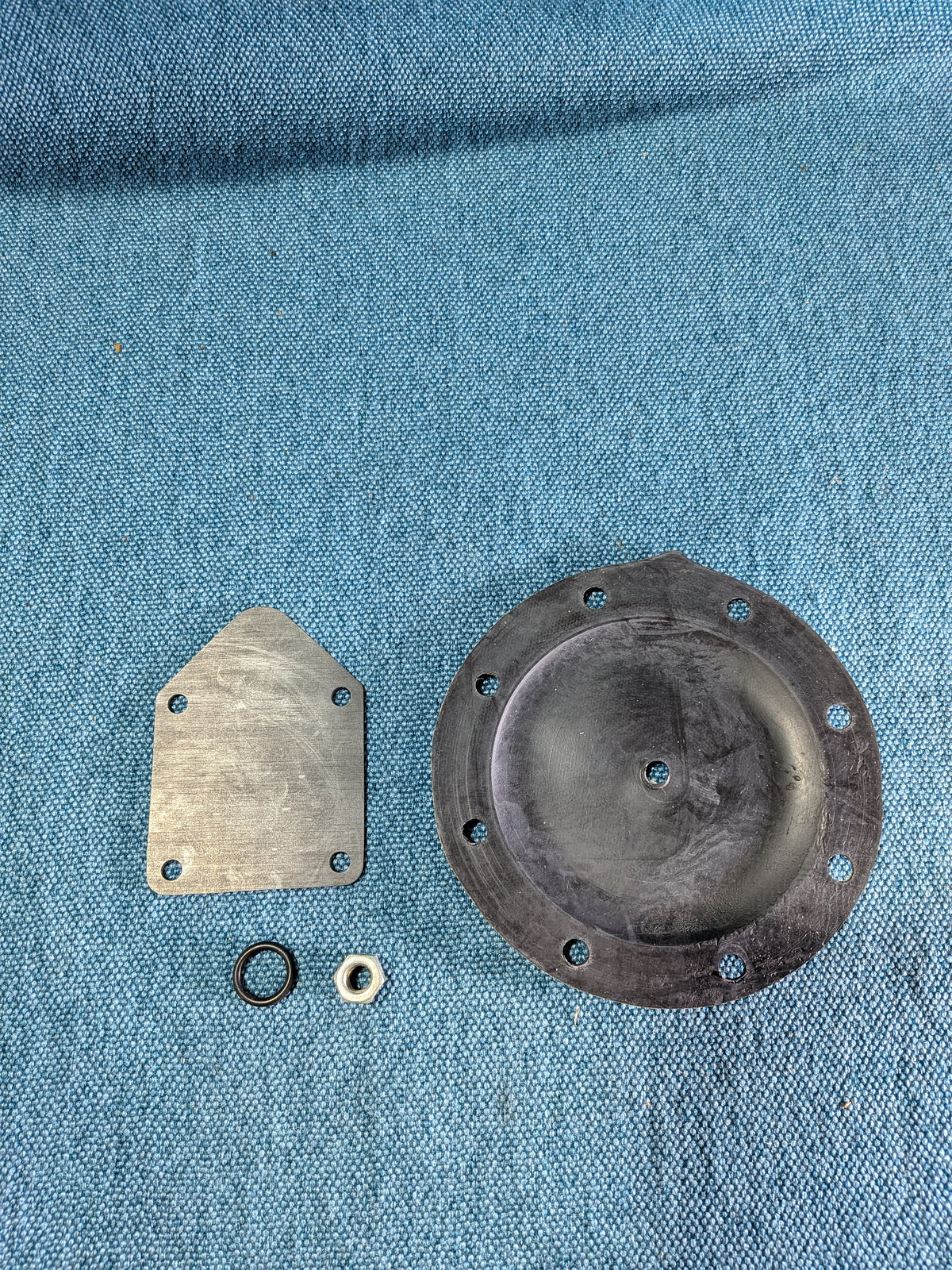 Membrane für Vakuumpumpe Caddy14D/Golf/Jetta/1/2/Iltis/Passat/B2/B3/Santana/T3 Bus/Audi 80/90/B2/B3 068198821A NOS/Neu B24