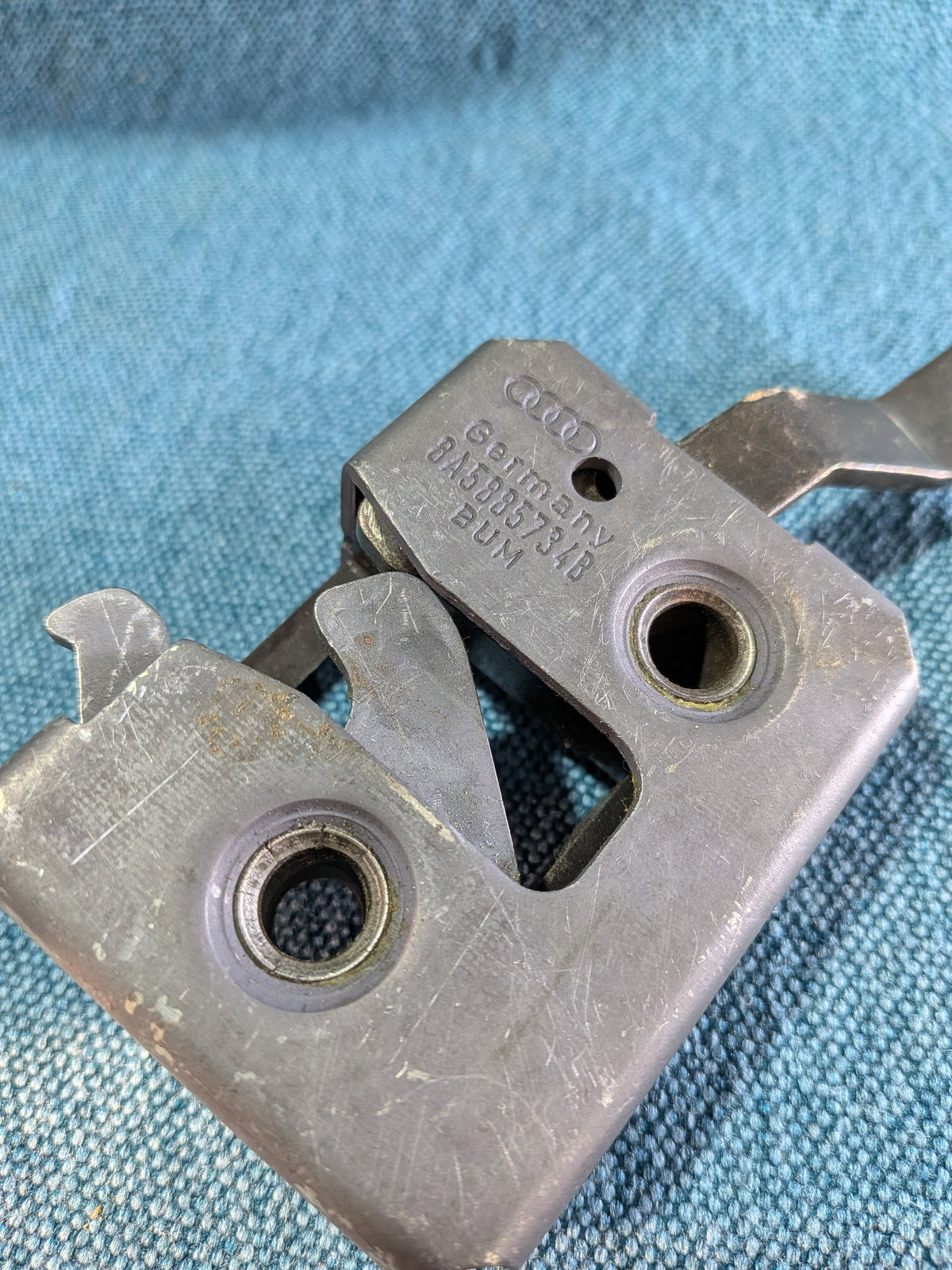 Bloqueo del respaldo del asiento trasero Audi/80/B4 8A5885734B usado B18