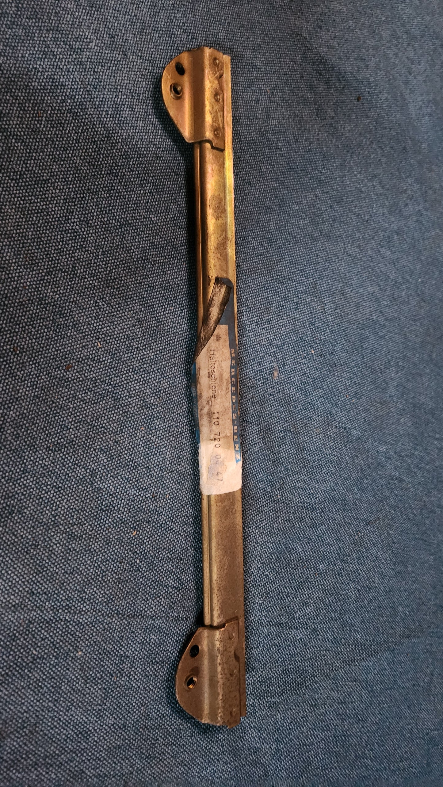 Mercedes W108/109/110/111 Fenster Halte Schiene  1107200047 Nos D5