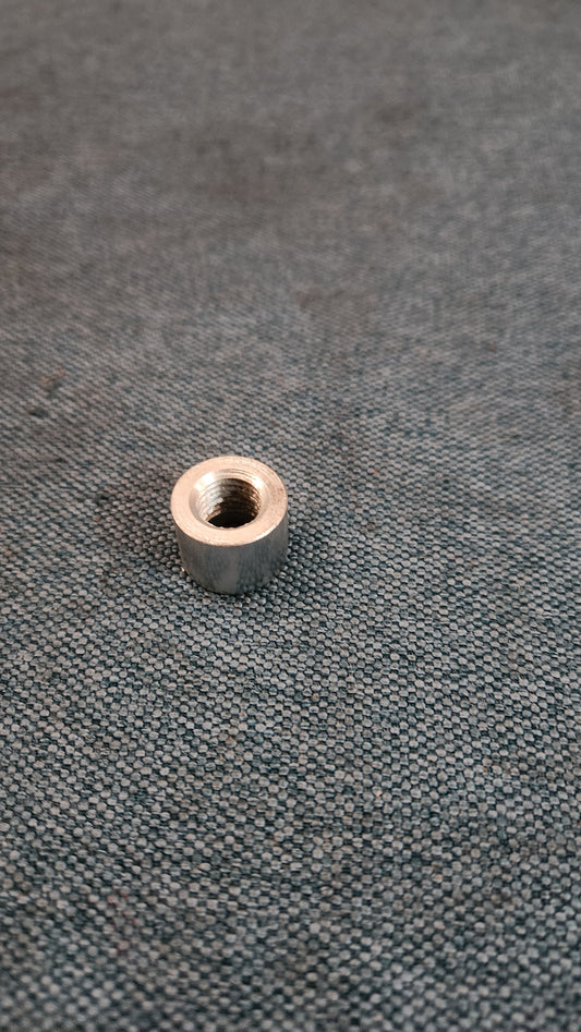 Gewindehülse Golf/Jetta2/3/Corrado/PassatB2/B3/B4/Vento/Audi80/90/B2/B3/B4  M14x1. 5 - 811412365 Nos H5