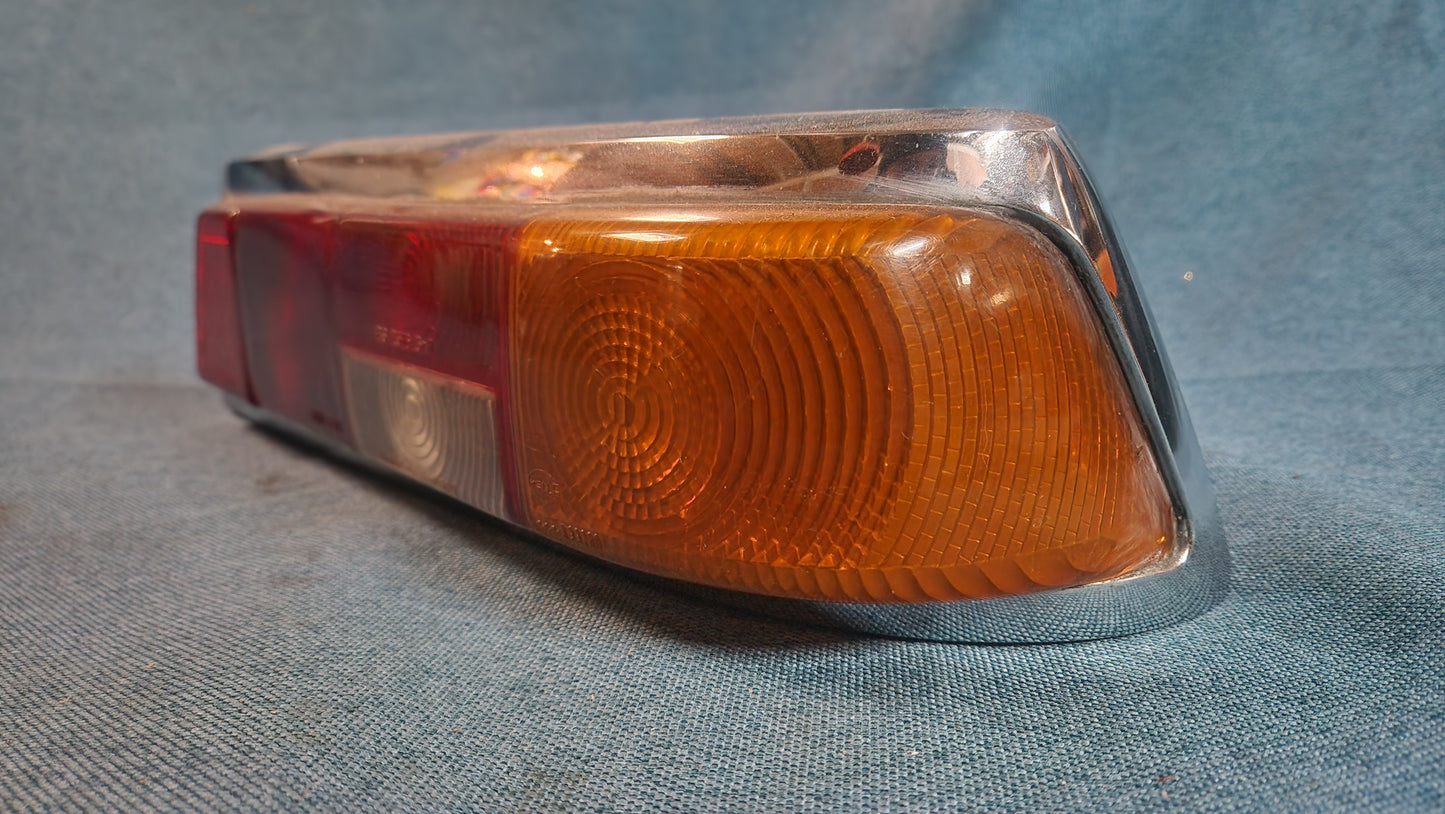 Mercedes W110 Rücklicht Rückleuchte Lampenträger rechts 1108200128 Gebraucht A2