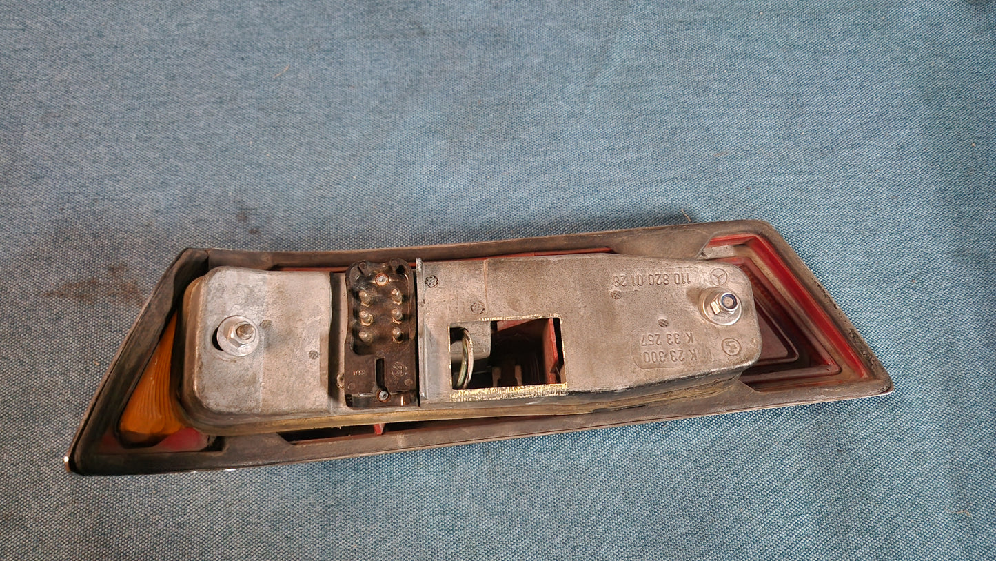 Mercedes W110 Rücklicht Rückleuchte Lampenträger rechts 1108200128 Gebraucht A2