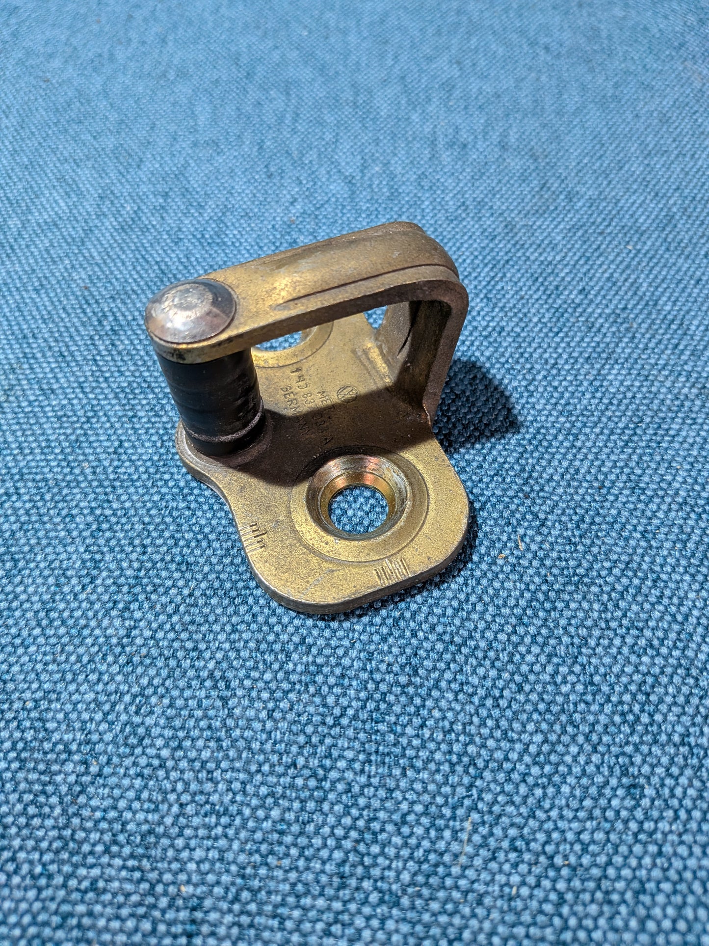 Schließfalle Fanghaken Schließplatte Türhaken Golf 3/Vento/Polo 6N 1H0837034A Gebraucht A14