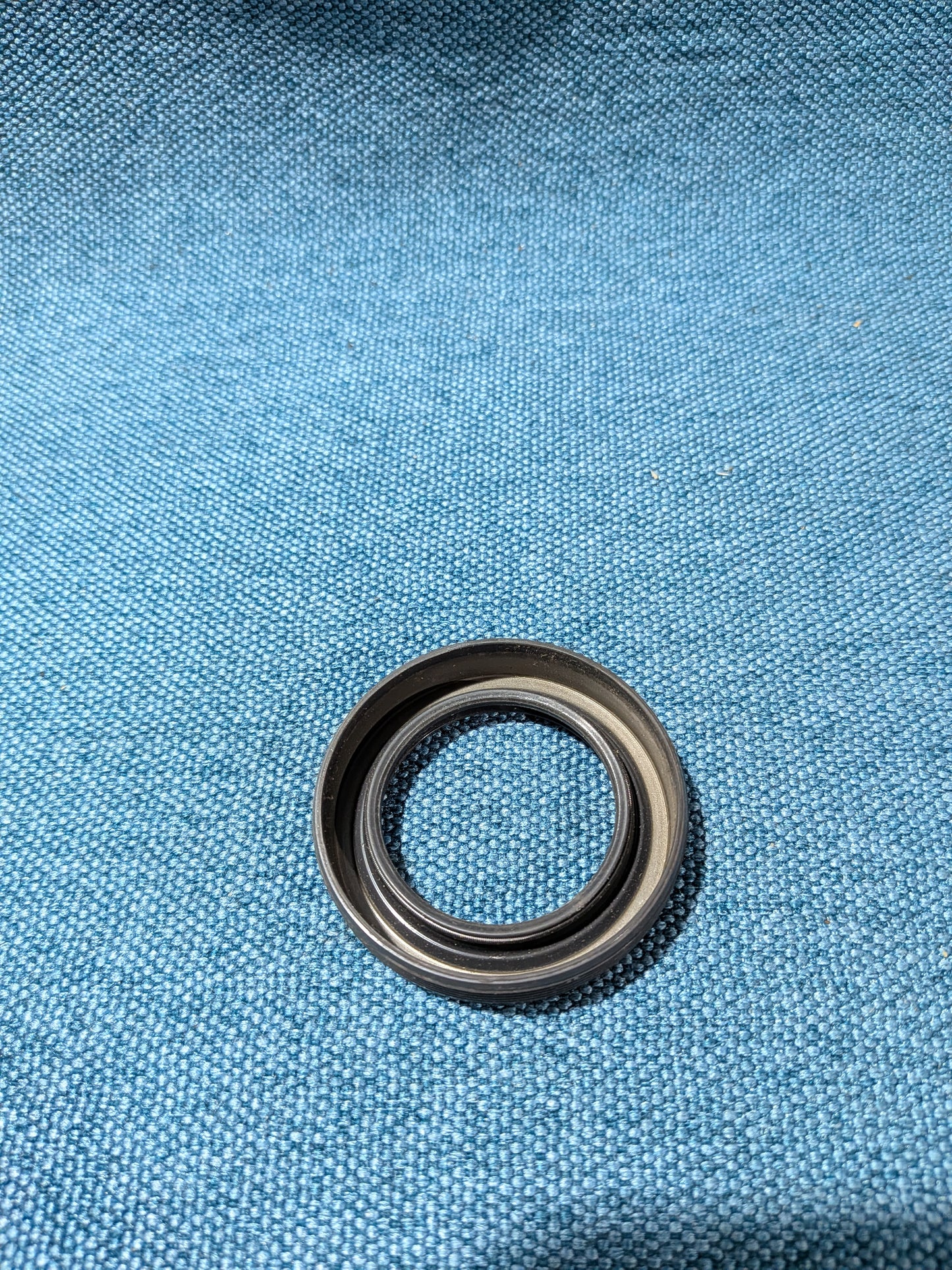 Oil seal Iltis/Golf/Jetta/Scirocco/1/2/Santana/Derby/Passat/B1/B2/B3/B4/3B/BG/Polo/86C/6N/9N/T4/T5 Bus/Golf/3/4/Vento/Bora/LT/1/2/Lupo/New Beetle/Corrado/Caddy/14D/2 9KV/Touareg/Fox/Audi 80/90/B1/B2/B3/B4/100/200/C2/C3/C4/A4 B5 026103085D NOS A24