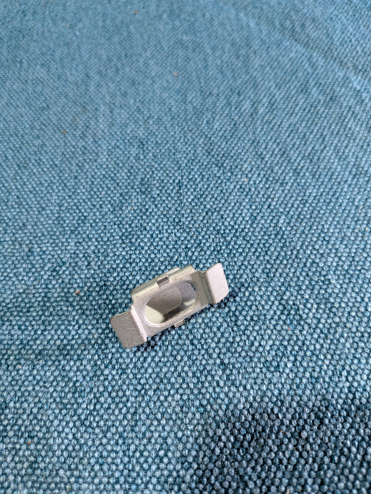 Befestigungsclip für Kühlergrill oben T3 Bus 251853696 NOS B8
