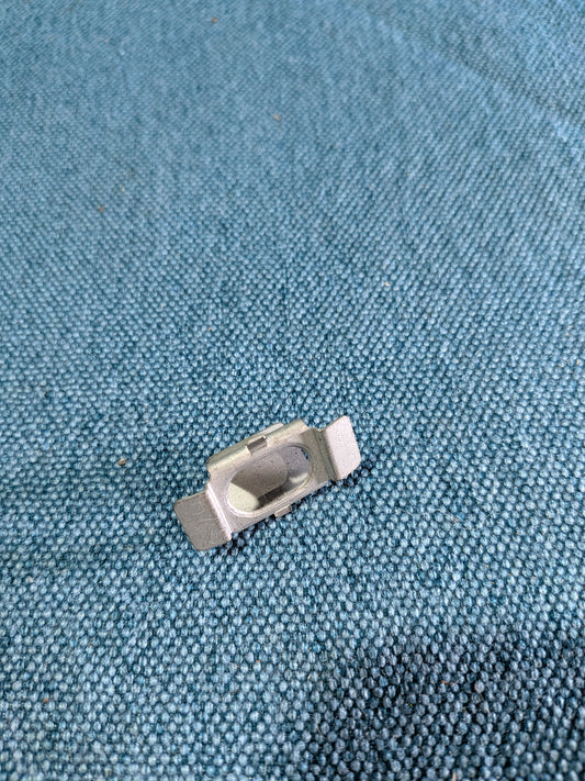 Befestigungsclip für Kühlergrill oben T3 Bus 251853696 NOS B8